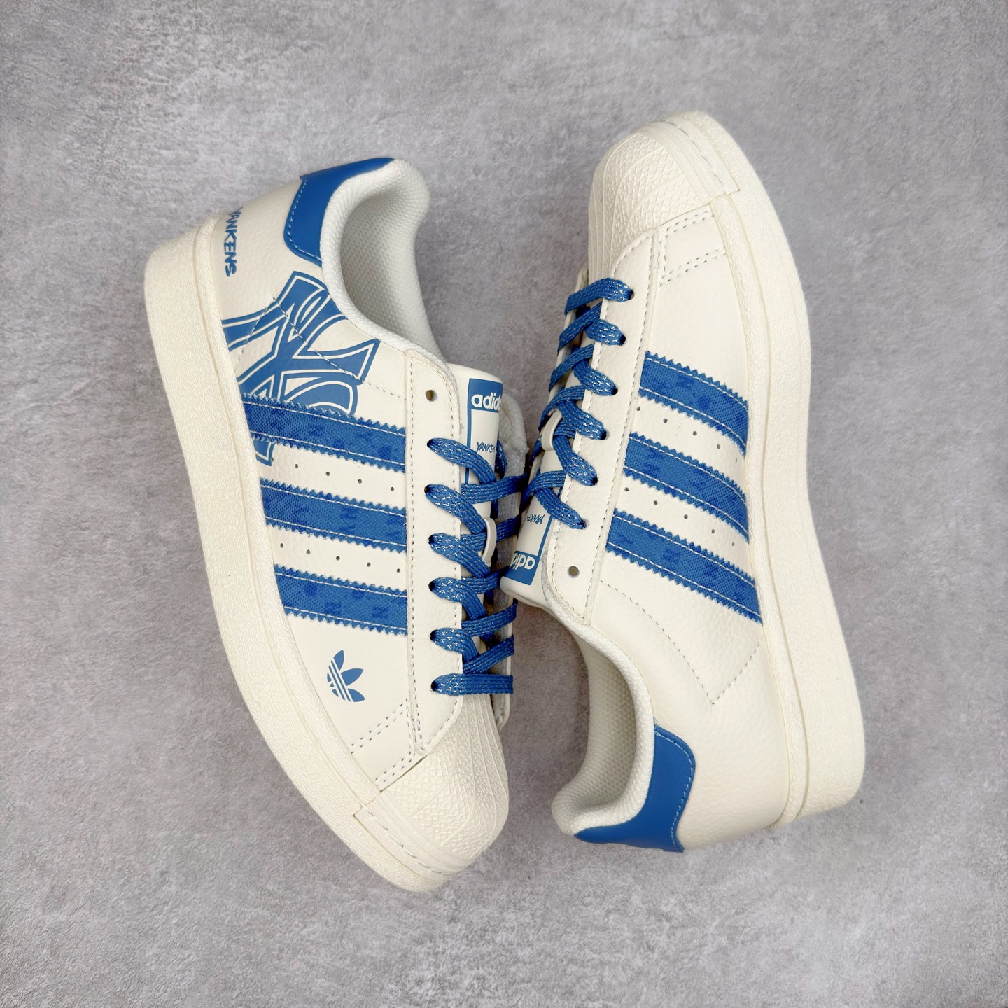 图片[3]-＃C2 AD Originals Superstar 经典复古贝壳头板鞋 XS0012 诞生于1969年 是第一双将全皮面鞋 身与橡胶鞋头结合在一起的低帮篮球鞋 Superstar最开始 是作为高帮篮球鞋Pro Model的低帮版本而出现的 但因为其独特和醒目的橡胶鞋头造型而让大家熟知 被大家形象地称为\\\”shelltoe\\\”贝壳头 在70年代的美国职业篮球场上 接近3/4的NBA球员都将这双Superstar作为场上用鞋 80年代之后 经过不断的改良和发展 Superstar逐渐成为横跨时装、音乐、街头文化、休闲和运动等各大领域的时尚潮鞋 尺码：36 36.5 37 38 38.5 39 40 40.5 41 42 42.5 43 44 44.5 45-选品中心