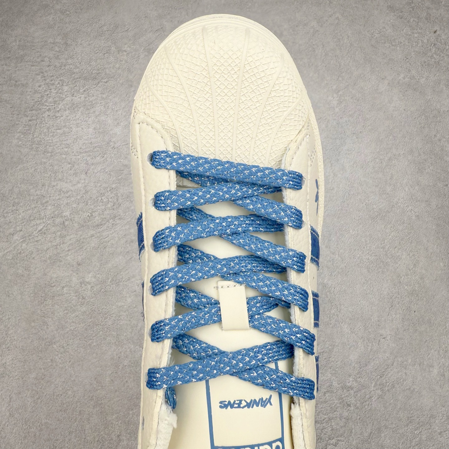 图片[4]-＃C2 AD Originals Superstar 经典复古贝壳头板鞋 XS0012 诞生于1969年 是第一双将全皮面鞋 身与橡胶鞋头结合在一起的低帮篮球鞋 Superstar最开始 是作为高帮篮球鞋Pro Model的低帮版本而出现的 但因为其独特和醒目的橡胶鞋头造型而让大家熟知 被大家形象地称为\\\”shelltoe\\\”贝壳头 在70年代的美国职业篮球场上 接近3/4的NBA球员都将这双Superstar作为场上用鞋 80年代之后 经过不断的改良和发展 Superstar逐渐成为横跨时装、音乐、街头文化、休闲和运动等各大领域的时尚潮鞋 尺码：36 36.5 37 38 38.5 39 40 40.5 41 42 42.5 43 44 44.5 45-选品中心