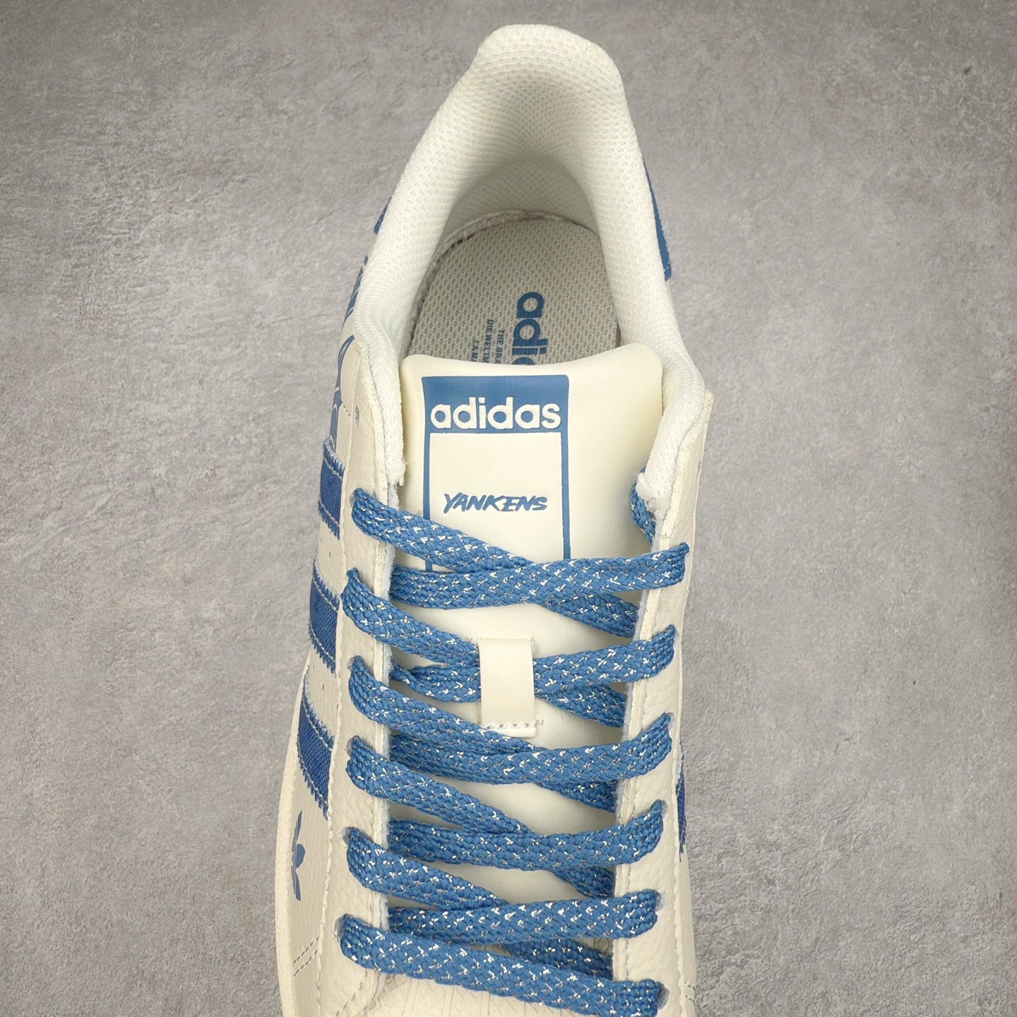 图片[5]-＃C2 AD Originals Superstar 经典复古贝壳头板鞋 XS0012 诞生于1969年 是第一双将全皮面鞋 身与橡胶鞋头结合在一起的低帮篮球鞋 Superstar最开始 是作为高帮篮球鞋Pro Model的低帮版本而出现的 但因为其独特和醒目的橡胶鞋头造型而让大家熟知 被大家形象地称为\\\”shelltoe\\\”贝壳头 在70年代的美国职业篮球场上 接近3/4的NBA球员都将这双Superstar作为场上用鞋 80年代之后 经过不断的改良和发展 Superstar逐渐成为横跨时装、音乐、街头文化、休闲和运动等各大领域的时尚潮鞋 尺码：36 36.5 37 38 38.5 39 40 40.5 41 42 42.5 43 44 44.5 45-选品中心