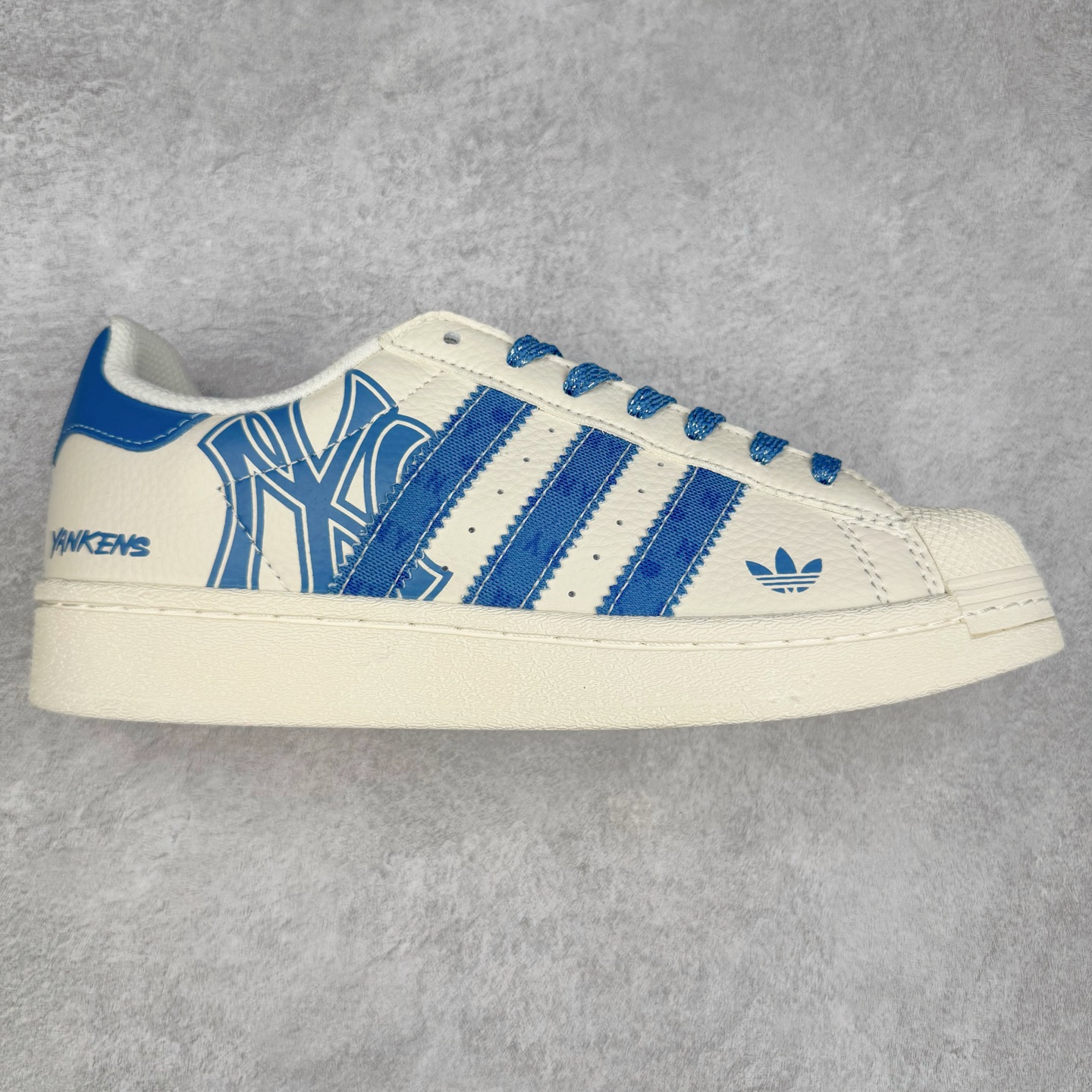 ＃C2 AD Originals Superstar 经典复古贝壳头板鞋 XS0012 诞生于1969年 是第一双将全皮面鞋 身与橡胶鞋头结合在一起的低帮篮球鞋 Superstar最开始 是作为高帮篮球鞋Pro Model的低帮版本而出现的 但因为其独特和醒目的橡胶鞋头造型而让大家熟知 被大家形象地称为\\\”shelltoe\\\”贝壳头 在70年代的美国职业篮球场上 接近3/4的NBA球员都将这双Superstar作为场上用鞋 80年代之后 经过不断的改良和发展 Superstar逐渐成为横跨时装、音乐、街头文化、休闲和运动等各大领域的时尚潮鞋 尺码：36 36.5 37 38 38.5 39 40 40.5 41 42 42.5 43 44 44.5 45-选品中心