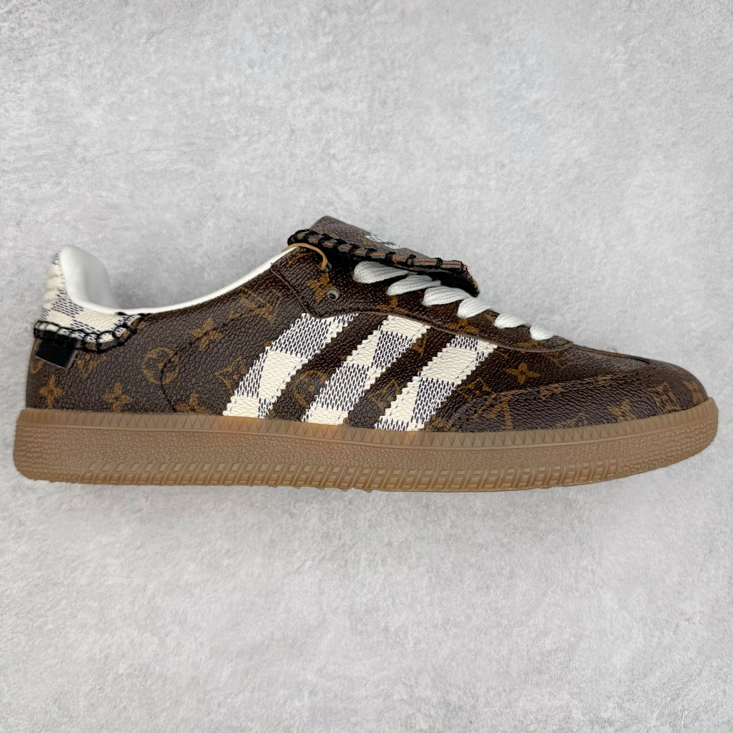 AD Original Samba OG 复古经典轻便板鞋 定制配色 这款桑巴鞋展示了高质量的工艺 带有装饰的超锁缝制和无缝的手感 柔软、柔软的皮革造型和标志性的3条纹完成了精致的外观 正规合身鞋带 鞋面上有绒面鞋垫 橡胶鞋底 享受正畸套筒软感 自50年代首次亮相以来就一直在赢得粉丝的青睐 尺码：36 36.5 37.5 38 38.5 39 40 40.5 41 42 42.5 43 44 44.5 45-选品中心