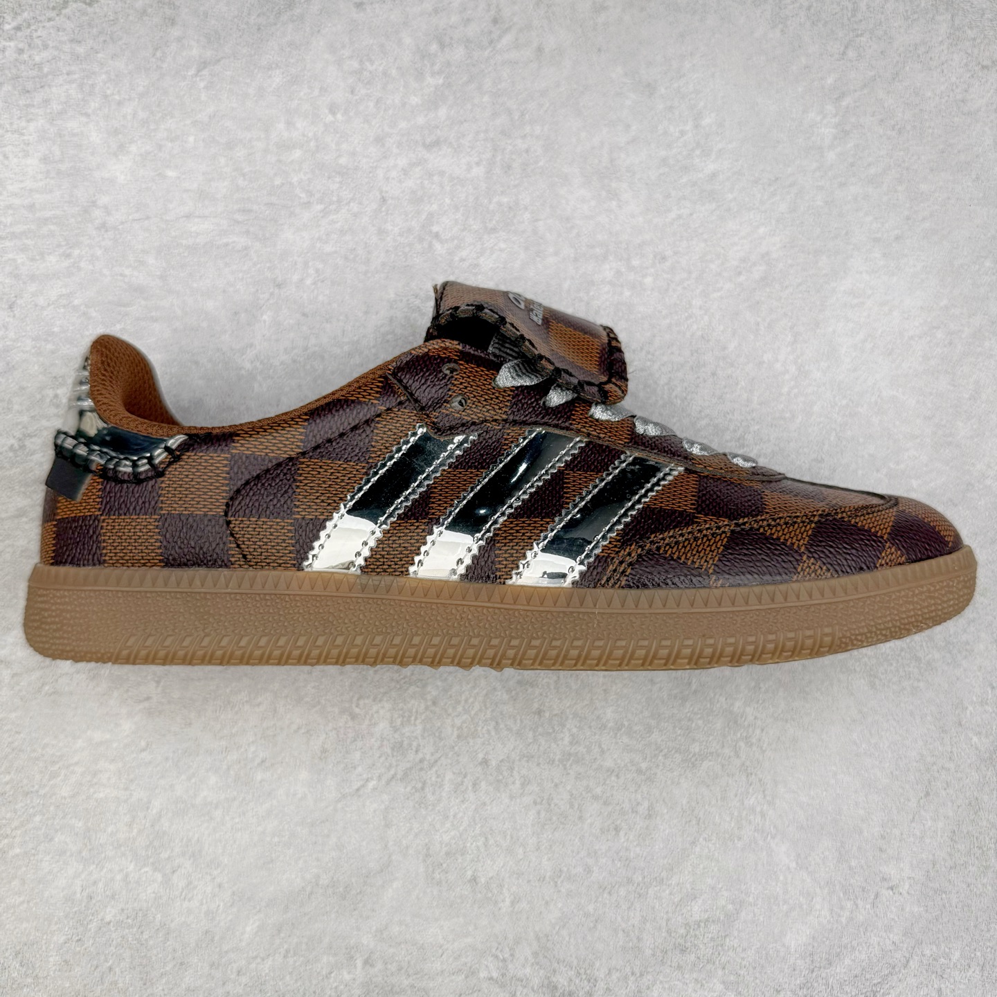 AD Original Samba OG 复古经典轻便板鞋 定制配色 这款桑巴鞋展示了高质量的工艺 带有装饰的超锁缝制和无缝的手感 柔软、柔软的皮革造型和标志性的3条纹完成了精致的外观 正规合身鞋带 鞋面上有绒面鞋垫 橡胶鞋底 享受正畸套筒软感 自50年代首次亮相以来就一直在赢得粉丝的青睐 尺码：36 36.5 37.5 38 38.5 39 40 40.5 41 42 42.5 43 44 44.5 45-选品中心