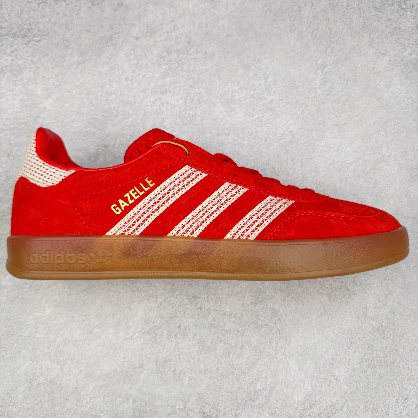 AD Gazelle Indoor Trainers 羚羊内训系列低帮复古百搭休闲运动德训风板鞋 JI2756 90年代经典的复刻版！自60年代以足球训练鞋面世以来,Gazelle就以其经典设计席卷全球。1991年版本的复刻,再造经典Gazelle。采用皮革打造,搭配浊色细节,让这款经典更加简约。尺码：36 36⅔ 37⅓ 38 38⅔ 39⅓ 40 40⅔ 41⅓ 42 42⅔ 43⅓ 44⅓ 44⅔ 45-选品中心