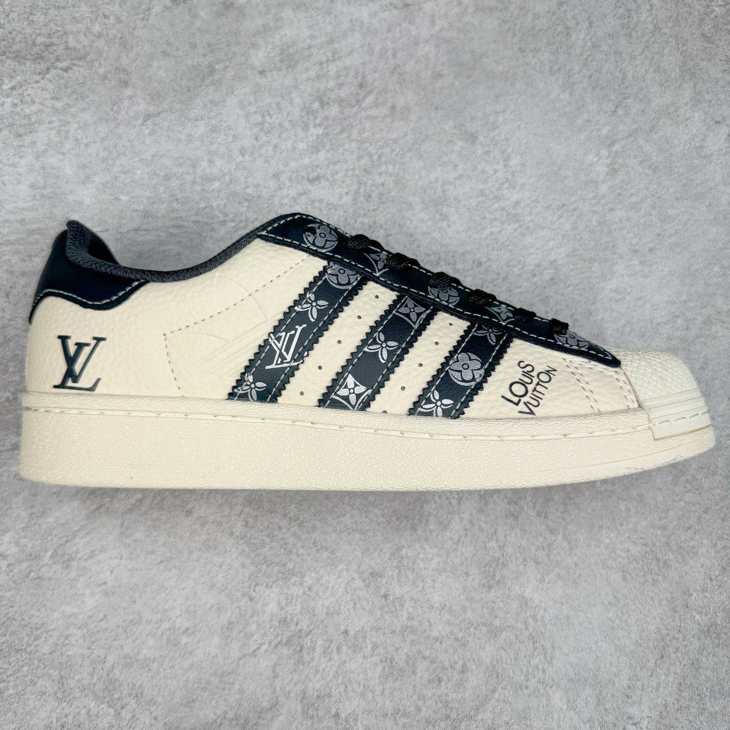 ＃C2 AD Originals Superstar 经典复古贝壳头板鞋 AD8009 诞生于1969年 是第一双将全皮面鞋 身与橡胶鞋头结合在一起的低帮篮球鞋 Superstar最开始 是作为高帮篮球鞋Pro Model的低帮版本而出现的 但因为其独特和醒目的橡胶鞋头造型而让大家熟知 被大家形象地称为\\\”shelltoe\\\”贝壳头 在70年代的美国职业篮球场上 接近3/4的NBA球员都将这双Superstar作为场上用鞋 80年代之后 经过不断的改良和发展 Superstar逐渐成为横跨时装、音乐、街头文化、休闲和运动等各大领域的时尚潮鞋 尺码：36 36.5 37 38 38.5 39 40 40.5 41 42 42.5 43 44 44.5 45-选品中心