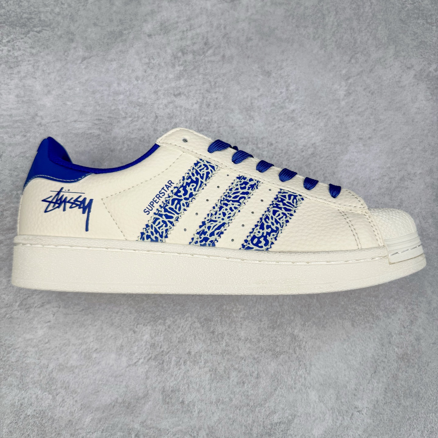 ＃C2 AD Originals Superstar 经典复古贝壳头板鞋 XS0009 诞生于1969年 是第一双将全皮面鞋 身与橡胶鞋头结合在一起的低帮篮球鞋 Superstar最开始 是作为高帮篮球鞋Pro Model的低帮版本而出现的 但因为其独特和醒目的橡胶鞋头造型而让大家熟知 被大家形象地称为\\\”shelltoe\\\”贝壳头 在70年代的美国职业篮球场上 接近3/4的NBA球员都将这双Superstar作为场上用鞋 80年代之后 经过不断的改良和发展 Superstar逐渐成为横跨时装、音乐、街头文化、休闲和运动等各大领域的时尚潮鞋 尺码：36 36.5 37 38 38.5 39 40 40.5 41 42 42.5 43 44 44.5 45-选品中心