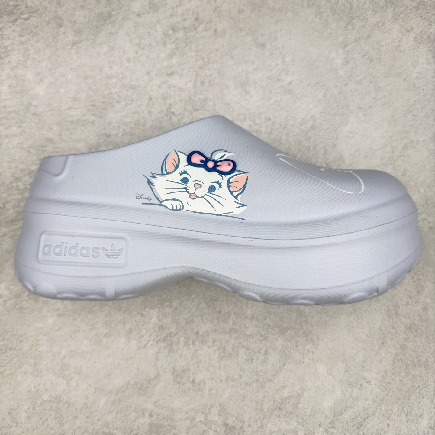 AD Originals AdiFOM Superstar Mule 防滑耐磨轻便运动凉鞋穆勒厨师鞋 这款拖鞋旨在致敬经典的贝壳头简约鞋面和后跟细节灵感源于原版 并通过厚实的比例和超光滑的触感 带来现代风格的革新 采用含有甘蔗制成的泡沫材料 心系环保 摆脱绑带或鞋带束缚 易于穿脱 保持舒适 采用天然可再生材料 旨在帮助减少塑料污染 偏小一码 尺码：36 37 38 39 40 41 42 43 44 45-选品中心