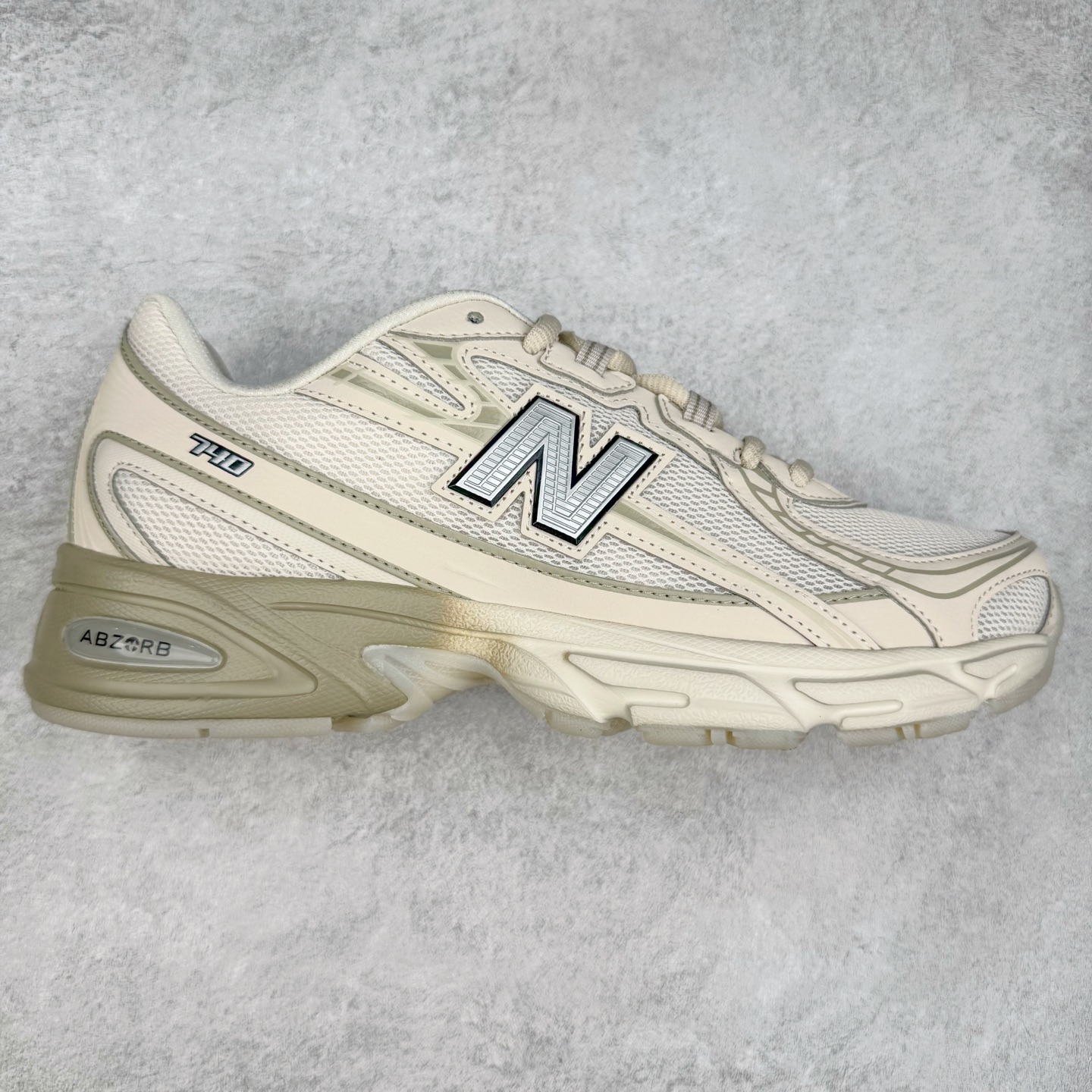 ＃福利特价 New Balance MR740 NB新百伦系列复古老爹风休闲运动慢跑鞋 采用轻质牛剖革拼接透气网眼衬垫织物鞋面材质 T-Beam大底提供足步弓支撑 保持步态稳定#后跟搭载外露缓震胶 鞋身整体以各种深浅不一的灰色覆盖 鞋头以淡蓝色调装饰，网眼衬垫通过不规律的色块实现做旧的美感 泛黄的鞋底更是进一步增添了复古气息 尺码：36 37 37.5 38 38.5 39.5 40 40.5 41.5 42 42.5 43 44 45-选品中心