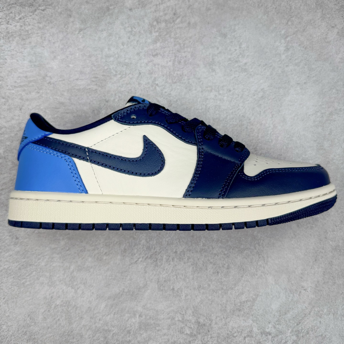 ＃DT纯原 Air Jordan AJ1 Retro Low OG 黑曜石低帮 CZ0790-400 外贸特供 原楦原纸板开发 极致一眼正品既视感 原厂皮料 原厂拉帮工艺 全部采用原厂电脑车 针距 边距完全同步原鞋 特供皮料一致原鞋 鞋面清洁度最高QC检验标准 控制溢胶 飞翼3D高频深度立体 鞋盒、防尘纸 均采购来自原厂 尺码：36 36.5 37.5 38 38.5 39 40 40.5 41 42 42.5 43 44 44.5 45 46 47.5-选品中心