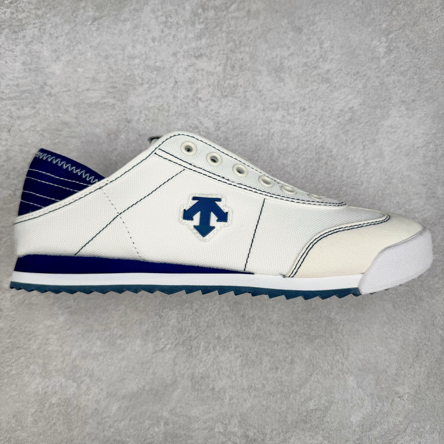 DESCENTE Sport Style Chron Racer迪桑特舒适百搭防滑耐磨低帮生活休闲鞋 是一款集复古与现代于一体的低帮跑步鞋 简洁的牛皮鞋面不仅彰显出时尚的质感 还适用于多种场合的穿搭 这款鞋子的透气性能极佳 轻质弹性鞋底则提供了良好的舒适度和耐磨性 使你在行走或跑步时都能感受到脚底的柔软与支撑 尺码：36 36.5 37.5 38 38.5 39 40 40.5 41 42 42.5 43 44 44.5 45-选品中心