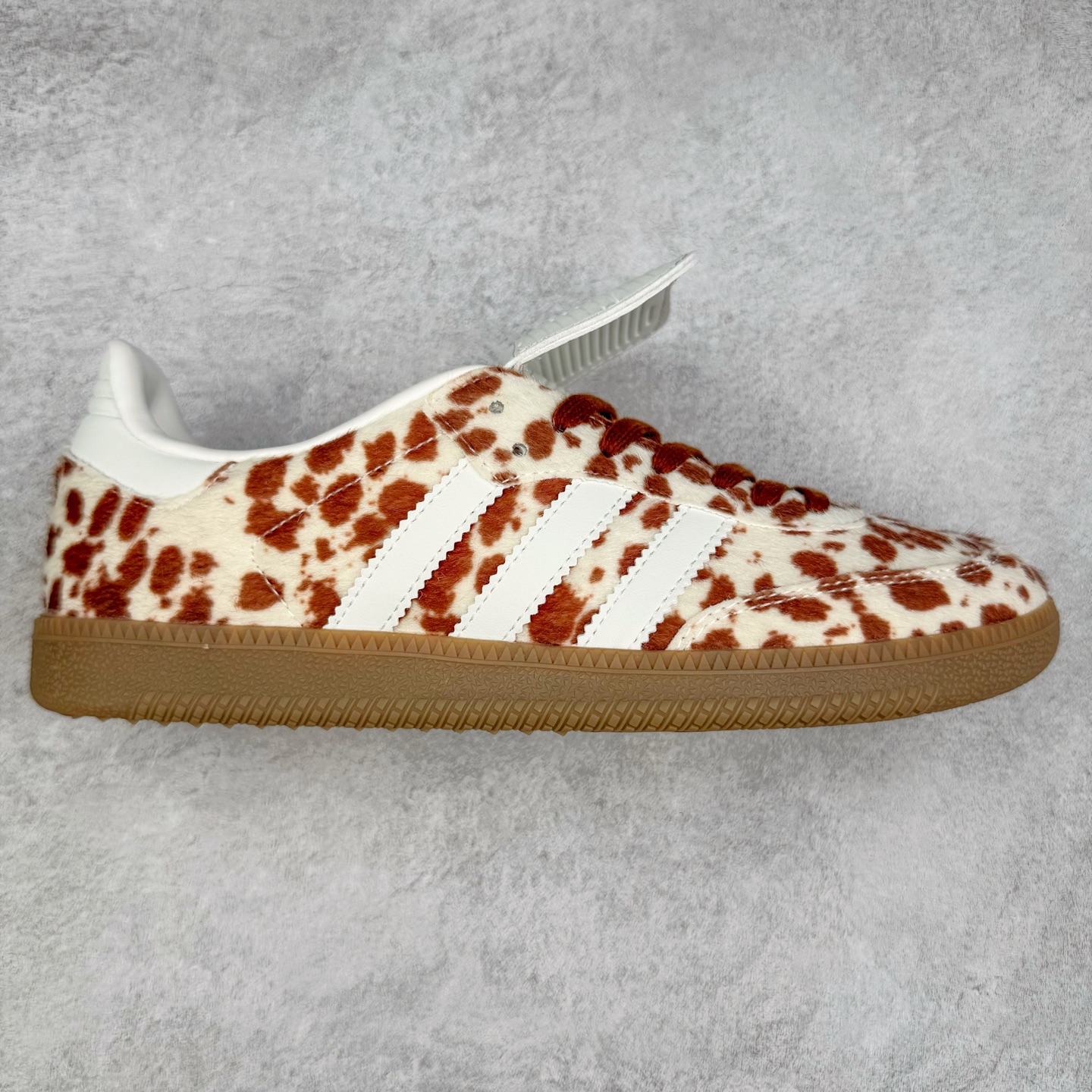 AD Original Samba OG 复古经典轻便板鞋 JS3931 这款桑巴鞋展示了高质量的工艺 带有装饰的超锁缝制和无缝的手感 柔软、柔软的皮革造型和标志性的3条纹完成了精致的外观 正规合身鞋带 鞋面上有绒面鞋垫 橡胶鞋底 享受正畸套筒软感 自50年代首次亮相以来就一直在赢得粉丝的青睐 尺码：36 36.5 37.5 38 38.5 39 40 40.5 41 42 42.5 43 44 44.5 45-选品中心