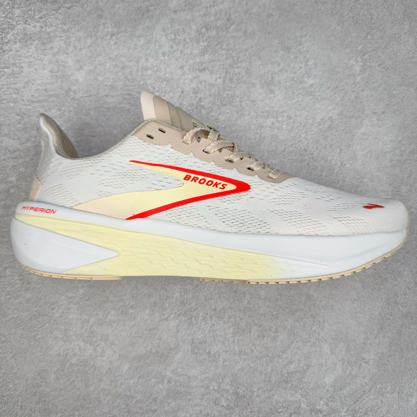 Brooks Hyperion 布鲁克斯旋风2代舒适百搭防滑轻便低帮跑步鞋 Brooks 四大跑鞋之一 百年品牌 跑鞋从外形上基本就能判断这是一款速度跑鞋 简洁干练的外形结构和极强的运动流线型看着非常有速度感 上脚的第一感觉是非常轻 美码9码的鞋单只206g不到 从个人偏好来说 200g左右的竞速鞋最具安全感 鞋面采用单层网布 很薄 前掌使用了大量开放式网眼 排气直接快速 透气性上乘 鞋舌也是轻量化设计 仅为一层麂皮 和脚背完美贴合 鞋舌中央有个防偏穿孔 从实际穿着来看 通常鞋舌都是外偏 如果是防偏穿孔位于中心 防偏效果其实并不十分有效 如果采用趋外侧的偏心设计更有效 鞋帮泡棉填充量不大 但非常紧凑 贴合舒适 包裹稳固 内置硬质TPU保证必要的稳定性 跑鞋中底采用的是DNA FLASH科技材料 DNA FLASH中底科技 是Brooks第一款将氮气注入中底的创新科技 主要原理是借助“超临界流体”发泡技术 将液态氮稳定的转化为气态氮 并使其均匀地形成无数紧密贴合的密闭式气囊结构 尺码：36 36.5 37.5 38 38.5 39 40 40.5 41 42 42.5 43 44 44.5 45 46-选品中心