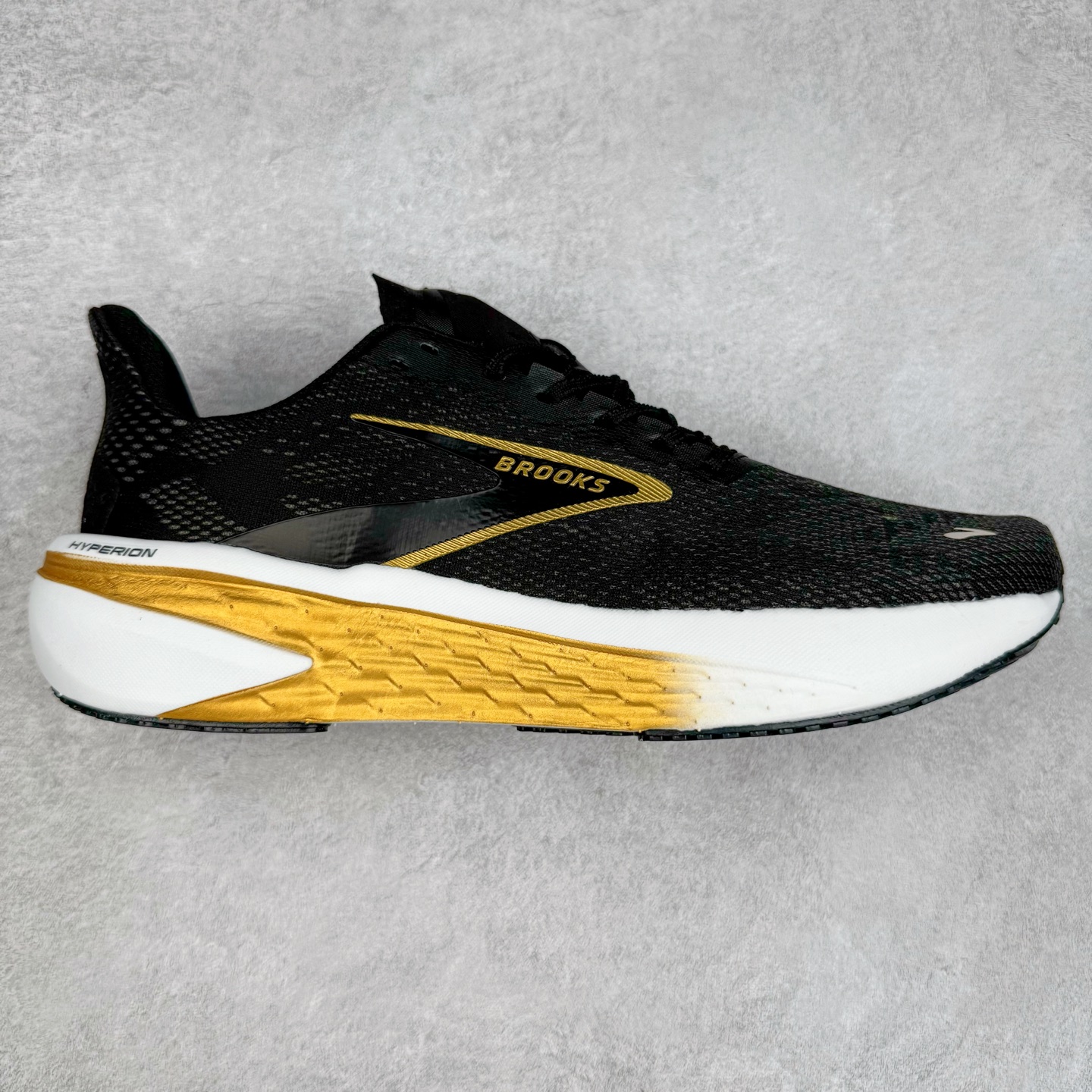 Brooks Hyperion 布鲁克斯旋风2代舒适百搭防滑轻便低帮跑步鞋 Brooks 四大跑鞋之一 百年品牌 跑鞋从外形上基本就能判断这是一款速度跑鞋 简洁干练的外形结构和极强的运动流线型看着非常有速度感 上脚的第一感觉是非常轻 美码9码的鞋单只206g不到 从个人偏好来说 200g左右的竞速鞋最具安全感 鞋面采用单层网布 很薄 前掌使用了大量开放式网眼 排气直接快速 透气性上乘 鞋舌也是轻量化设计 仅为一层麂皮 和脚背完美贴合 鞋舌中央有个防偏穿孔 从实际穿着来看 通常鞋舌都是外偏 如果是防偏穿孔位于中心 防偏效果其实并不十分有效 如果采用趋外侧的偏心设计更有效 鞋帮泡棉填充量不大 但非常紧凑 贴合舒适 包裹稳固 内置硬质TPU保证必要的稳定性 跑鞋中底采用的是DNA FLASH科技材料 DNA FLASH中底科技 是Brooks第一款将氮气注入中底的创新科技 主要原理是借助“超临界流体”发泡技术 将液态氮稳定的转化为气态氮 并使其均匀地形成无数紧密贴合的密闭式气囊结构 尺码：36 36.5 37.5 38 38.5 39 40 40.5 41 42 42.5 43 44 44.5 45 46-选品中心