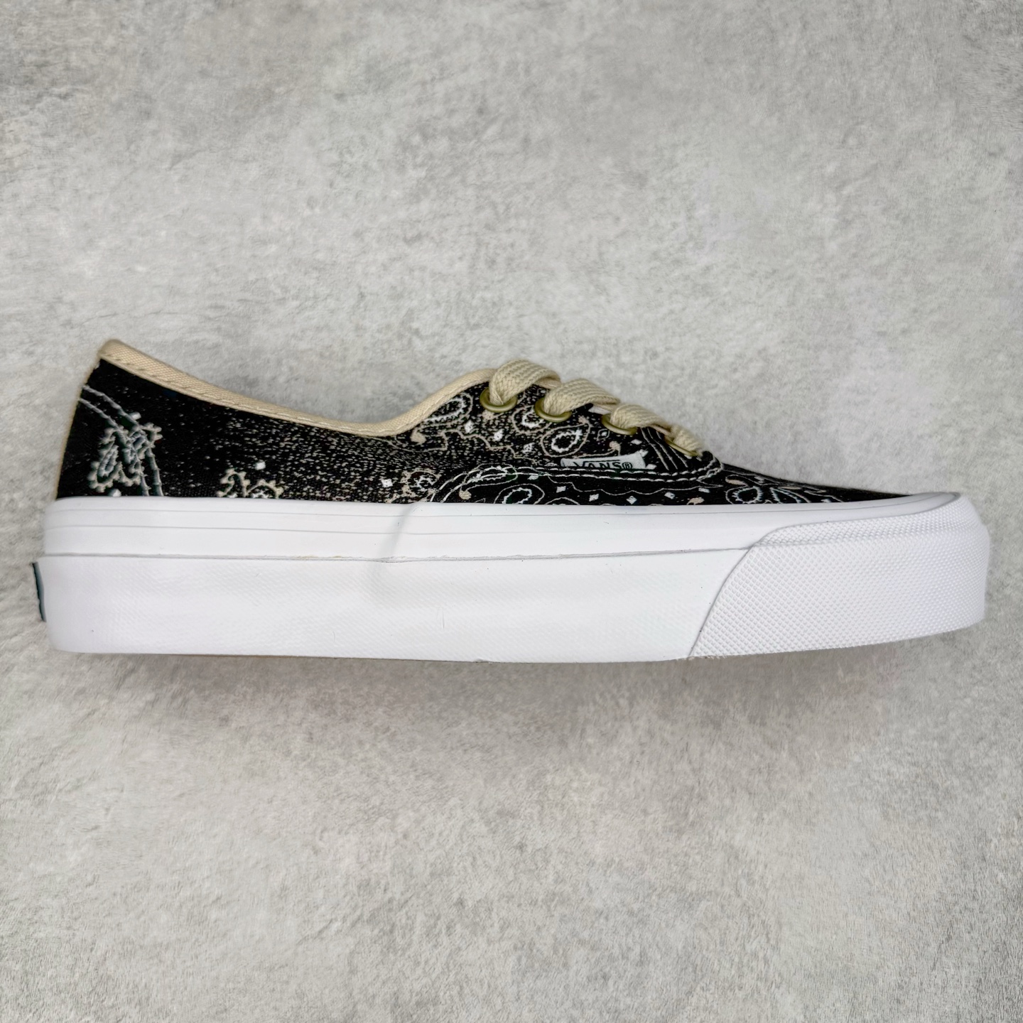 Vans Authentic 44 腰果花 鞋面采用8盎司帆布面料打造，Vans 通过印花的形式在鞋面上不规则的印满了佩斯利腰果花图案，同时运用水洗工艺打造出类似牛仔布的落色效果。鞋带选用亚麻色鞋带营造轻盈质感，古铜色五金配件则为鞋款注入复古灵魂。 货号：VN000D5KESB1 尺码：35 36 36.5 37 38 38.5 39 40 40.5 41 42 42.5 43 44-选品中心