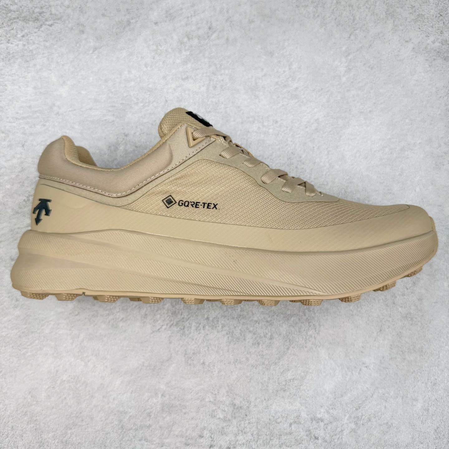 ＃HP DESCENTE GORE-TEX 迪桑特时尚舒适百搭防滑耐磨低帮生活休闲鞋 DESCENTE（迪桑特）创立于1935年，品牌名取自法语词汇，意为“滑降”。品牌箭头标识代表滑雪的三种技术“高速直线滑行”、“穿越”和“侧滑”，也寓意品牌在打造高端专业运动产品中不断追求完美的创新精神，致力于成为中国高端专业滑雪、综训、女子、铁人三项、高尔夫的第一品牌。尺码：39 40 40.5 41 42 42.5 43 44 44.5 45-选品中心