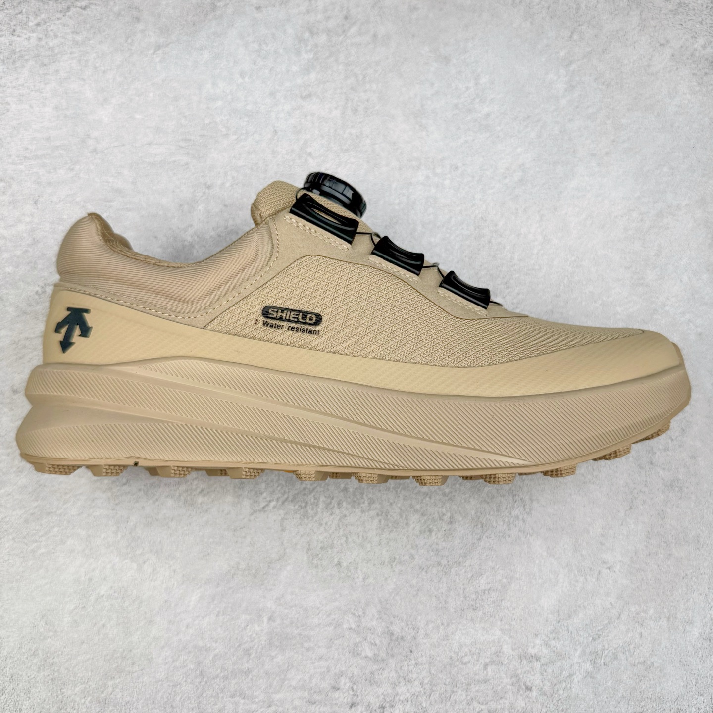 ＃HP DESCENTE GORE-TEX 迪桑特时尚舒适百搭防滑耐磨低帮生活休闲鞋 DESCENTE（迪桑特）创立于1935年，品牌名取自法语词汇，意为“滑降”。品牌箭头标识代表滑雪的三种技术“高速直线滑行”、“穿越”和“侧滑”，也寓意品牌在打造高端专业运动产品中不断追求完美的创新精神，致力于成为中国高端专业滑雪、综训、女子、铁人三项、高尔夫的第一品牌。尺码：39 40 40.5 41 42 42.5 43 44 44.5 45-选品中心