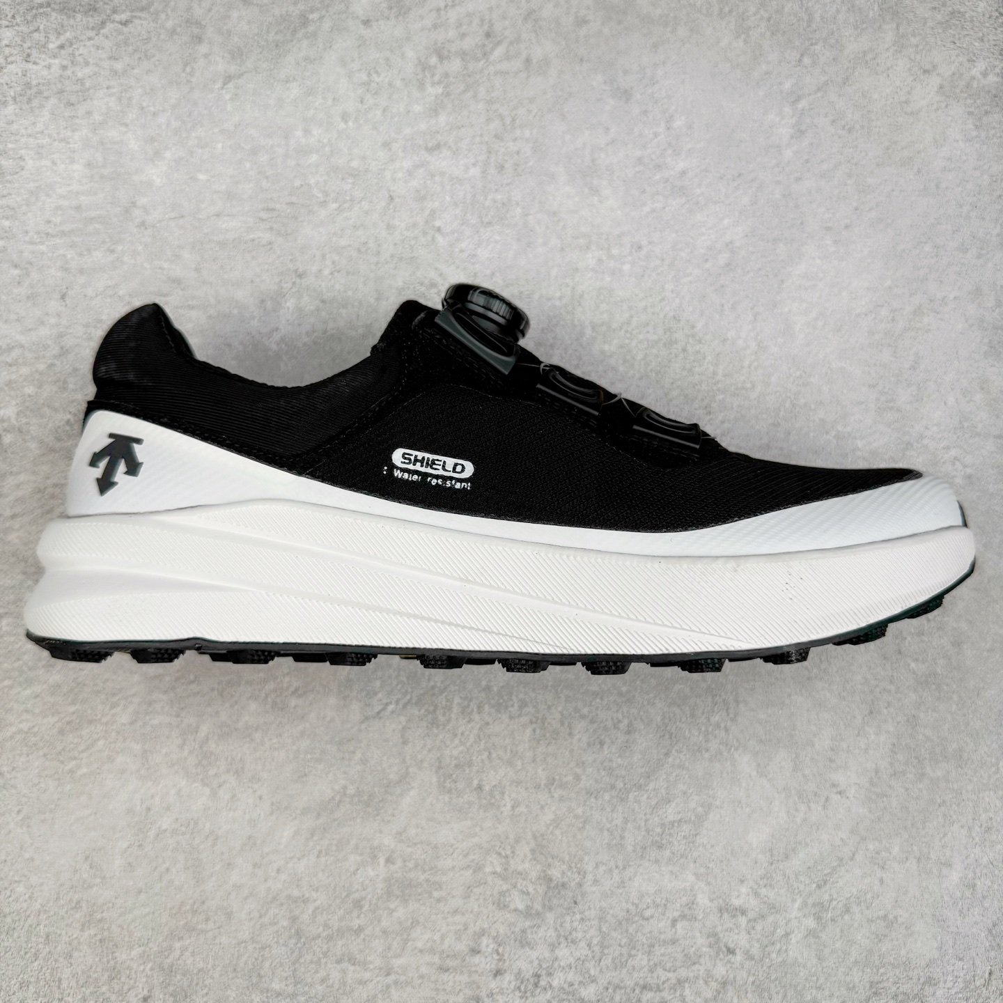 ＃HP DESCENTE GORE-TEX 迪桑特时尚舒适百搭防滑耐磨低帮生活休闲鞋 DESCENTE（迪桑特）创立于1935年，品牌名取自法语词汇，意为“滑降”。品牌箭头标识代表滑雪的三种技术“高速直线滑行”、“穿越”和“侧滑”，也寓意品牌在打造高端专业运动产品中不断追求完美的创新精神，致力于成为中国高端专业滑雪、综训、女子、铁人三项、高尔夫的第一品牌。尺码：39 40 40.5 41 42 42.5 43 44 44.5 45-选品中心