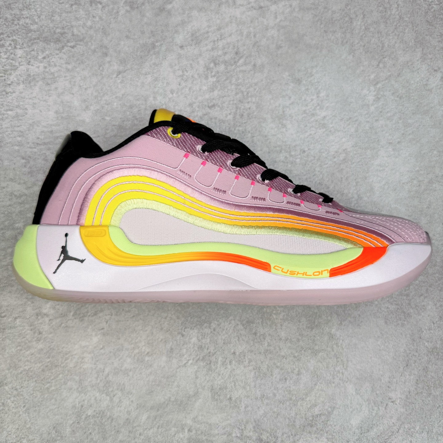 Jordan Luka 4 卢卡东契奇签名实战舒适时尚减震防滑低帮篮球鞋 IB7904-600 首先，中底方面，在保持全掌 Cushlon 3.0 的基础上，首次在前掌加入了一块 Zoom Air 气垫，进一步提升响应反馈。除此之外，作为每一代 Luka 签名鞋都会拥有的标志性科技，IsoPlate 本次也进行优化，为东契奇在赛场上摆脱防守、寻求突破空间、施展拿手的后撤步，提供了可靠的稳定保障。鞋面采用从 Luka 1 升级而来的 Flightwire 技术，在保证球鞋透气性的同时，在关键部位进行线条支撑补强，给予双脚更加扎实的包裹。除此之外，外底也采用全新科技，相比我们熟悉的 XDR 橡胶，在保持出色耐用性与抓地力的同时，重量更轻。后跟部位的立体盾型位置，点缀有同样呼应斯洛文尼亚国徽的三颗星星。加之鞋舌部位，在类似斑驳质感的皮料上，刺绣有醒目的东契奇个人 Logo 刺绣，突显个人签名鞋的专属身份。尺码：40 40.5 41 42 42.5 43 44 44.5 45 46-选品中心