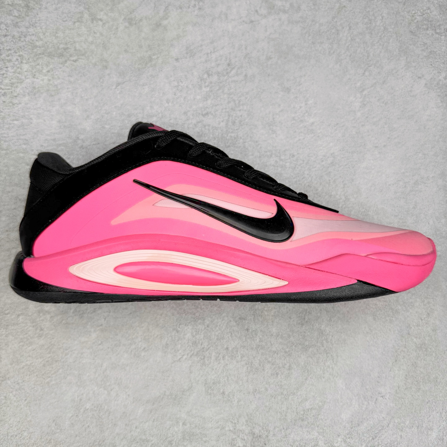 Nike A\'One 舒适百搭防滑耐磨低帮篮球鞋 FZ8606-001 鞋款的主人正是当今 WNBA 现役第一人阿贾·威尔逊。鞋款被命名为 Nike A’One，结合了代目和阿贾的名字，显得十分巧妙。这双鞋历经两年多的精心研发，采用先进的 Cushlon ST2 泡棉技术，提供灵敏的缓震性能，并对抓地力进行了全面革新，确保运动员在球场上能够平稳、迅速地移动。透气网眼鞋面为运动员提供了顶级的支撑效果，非常适合那些勇于挑战极限的球场勇士。尺码：40 40.5 41 42 42.5 43 44 44.5 45 46-选品中心