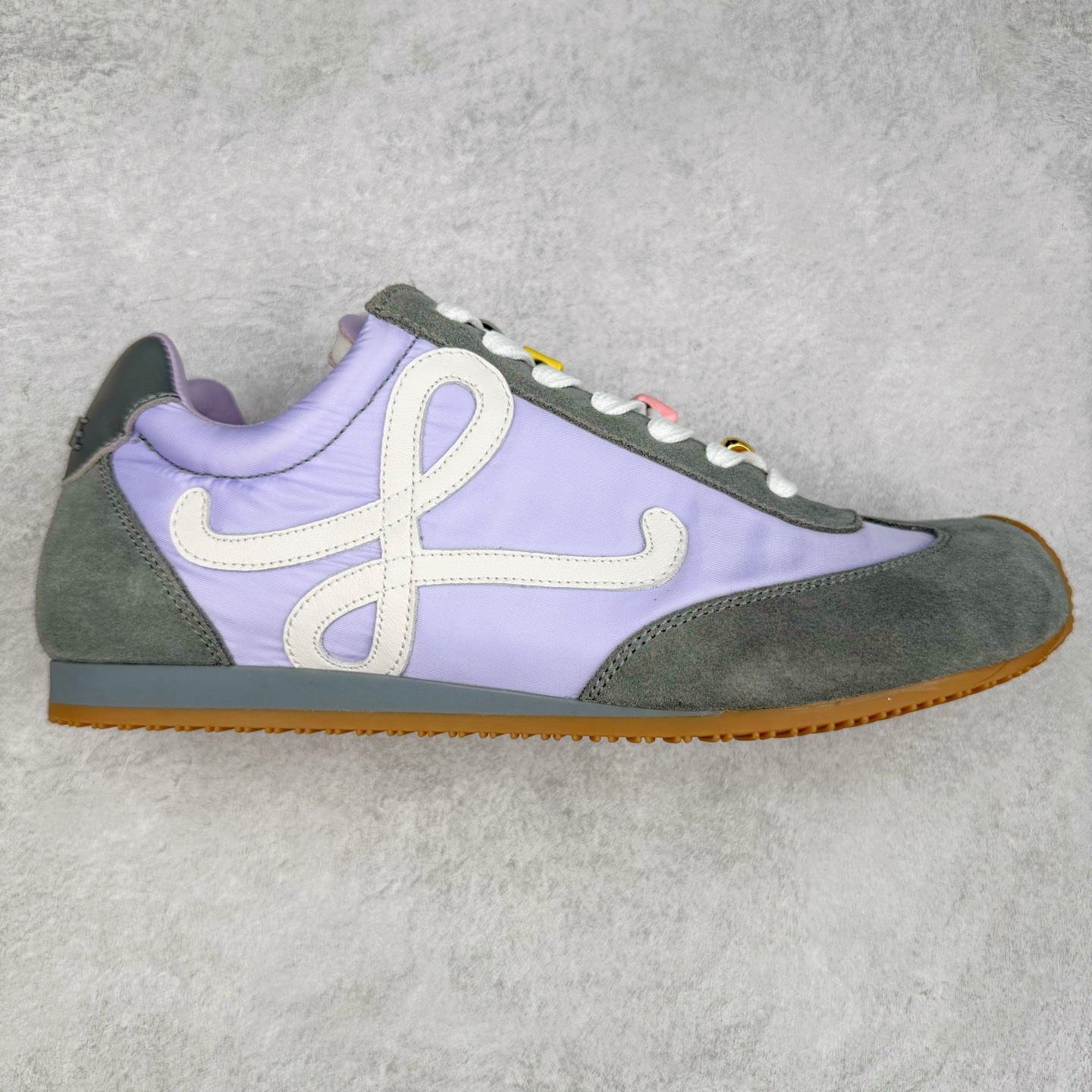 罗意威LOEWE 2025 | Ballet Runner2.0 新款芭蕾舞鞋 超级棒 不对称鞋头造型 作为LOEWE的标志性设计 超柔软 轻便且灵活的鞋底 新的波浪纹理橡胶外底 延伸至鞋头 升级的柔软皮革内衬和鞋床 提供最大舒适感 后跟有3D注塑橡胶徽标 真皮和皮料混搭彰显复古风格 内增高拼色德训鞋 阿甘鞋 小白鞋 拼色拼接鞋面 非常高级隐藏式小内增高 脚后跟设计新颖 柔软舒适 会被评为年度最舒适的暴走鞋 如履平地 原版细节 鞋面由进口麂皮 牛皮 原版布拼接 牛皮垫脚 原版定制磨具组合大底 原盒包装 内娱明星杨幂等众多同款上脚 小红书 一系列素材图 极具爆款 尺码 35 36 37 38 39 40 41 42 43 44 45 46-选品中心