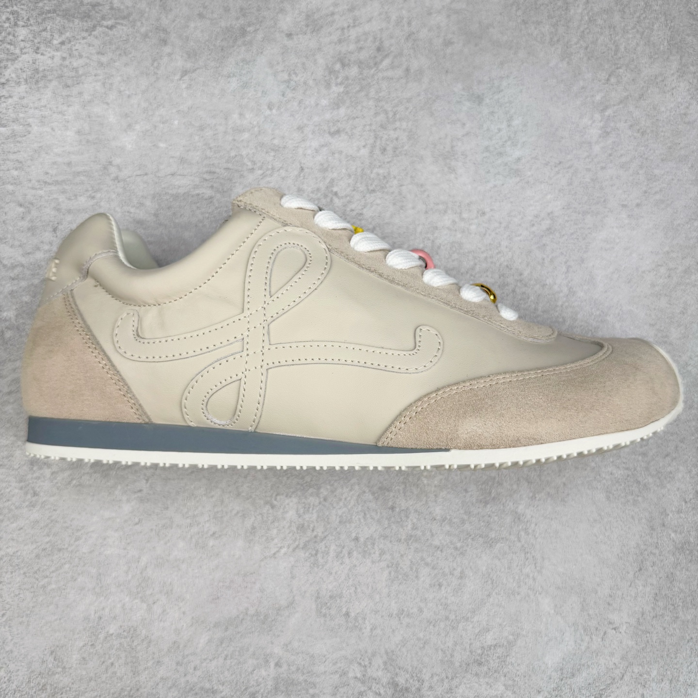 罗意威LOEWE 2025 | Ballet Runner2.0 新款芭蕾舞鞋 超级棒 不对称鞋头造型 作为LOEWE的标志性设计 超柔软 轻便且灵活的鞋底 新的波浪纹理橡胶外底 延伸至鞋头 升级的柔软皮革内衬和鞋床 提供最大舒适感 后跟有3D注塑橡胶徽标 真皮和皮料混搭彰显复古风格 内增高拼色德训鞋 阿甘鞋 小白鞋 拼色拼接鞋面 非常高级隐藏式小内增高 脚后跟设计新颖 柔软舒适 会被评为年度最舒适的暴走鞋 如履平地 原版细节 鞋面由进口麂皮 牛皮 原版布拼接 牛皮垫脚 原版定制磨具组合大底 原盒包装 内娱明星杨幂等众多同款上脚 小红书 一系列素材图 极具爆款 尺码 35 36 37 38 39 40 41 42 43 44 45 46-选品中心