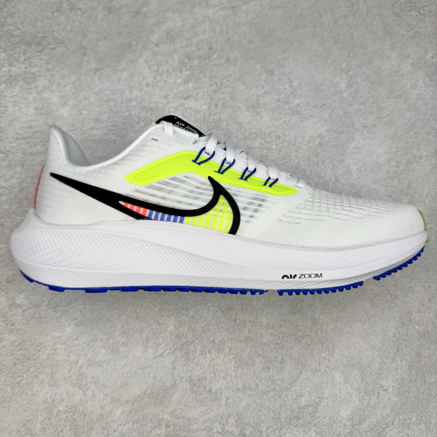 ＃TG纯原 NK Zoom Pegasus 飞马39代马拉松系列网面透气缓震疾速跑鞋 独家渠道 市面未流通批次 奥莱直播间499 599一样的东西 碾压市面现存所有版本 公司一样的东西 超值回馈 帮你省钱 拥有 Zoom Air 一如既往的稳定感和流畅感 鞋面采用工程网眼设计 为特定高热区域营造出色透气性 进一步增加鞋面的穿孔数量 让足部能够快速散热 中足搭配 Flywire 飞线 在高速运动时营造舒适稳定的贴合感 内置Zoon气垫加持 动力十足 尺码：36 36.5 37.5 38 38.5 39 40 40.5 41 42 42.5 43 44 44.5 45-选品中心