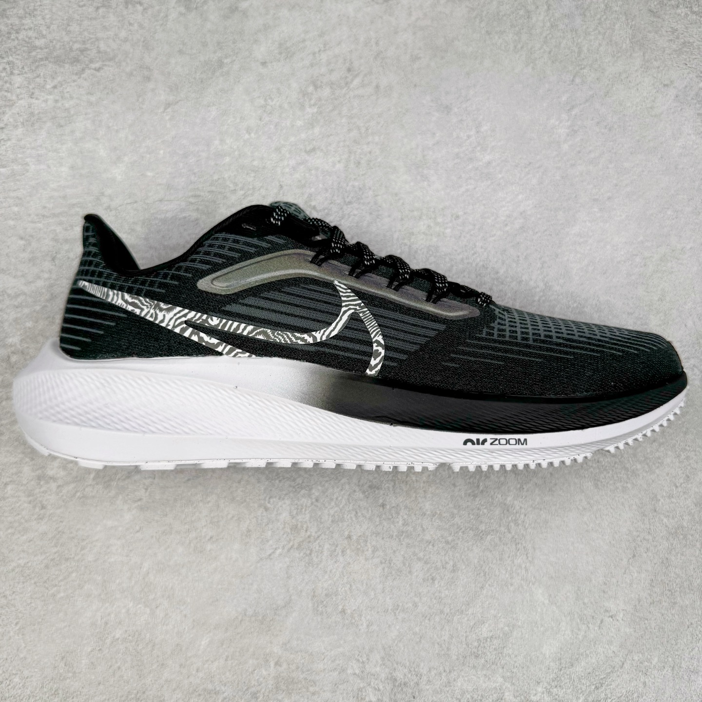 ＃TG纯原 NK Zoom Pegasus 飞马39代马拉松系列网面透气缓震疾速跑鞋 独家渠道 市面未流通批次 奥莱直播间499 599一样的东西 碾压市面现存所有版本 公司一样的东西 超值回馈 帮你省钱 拥有 Zoom Air 一如既往的稳定感和流畅感 鞋面采用工程网眼设计 为特定高热区域营造出色透气性 进一步增加鞋面的穿孔数量 让足部能够快速散热 中足搭配 Flywire 飞线 在高速运动时营造舒适稳定的贴合感 内置Zoon气垫加持 动力十足 尺码：36 36.5 37.5 38 38.5 39 40 40.5 41 42 42.5 43 44 44.5 45-选品中心