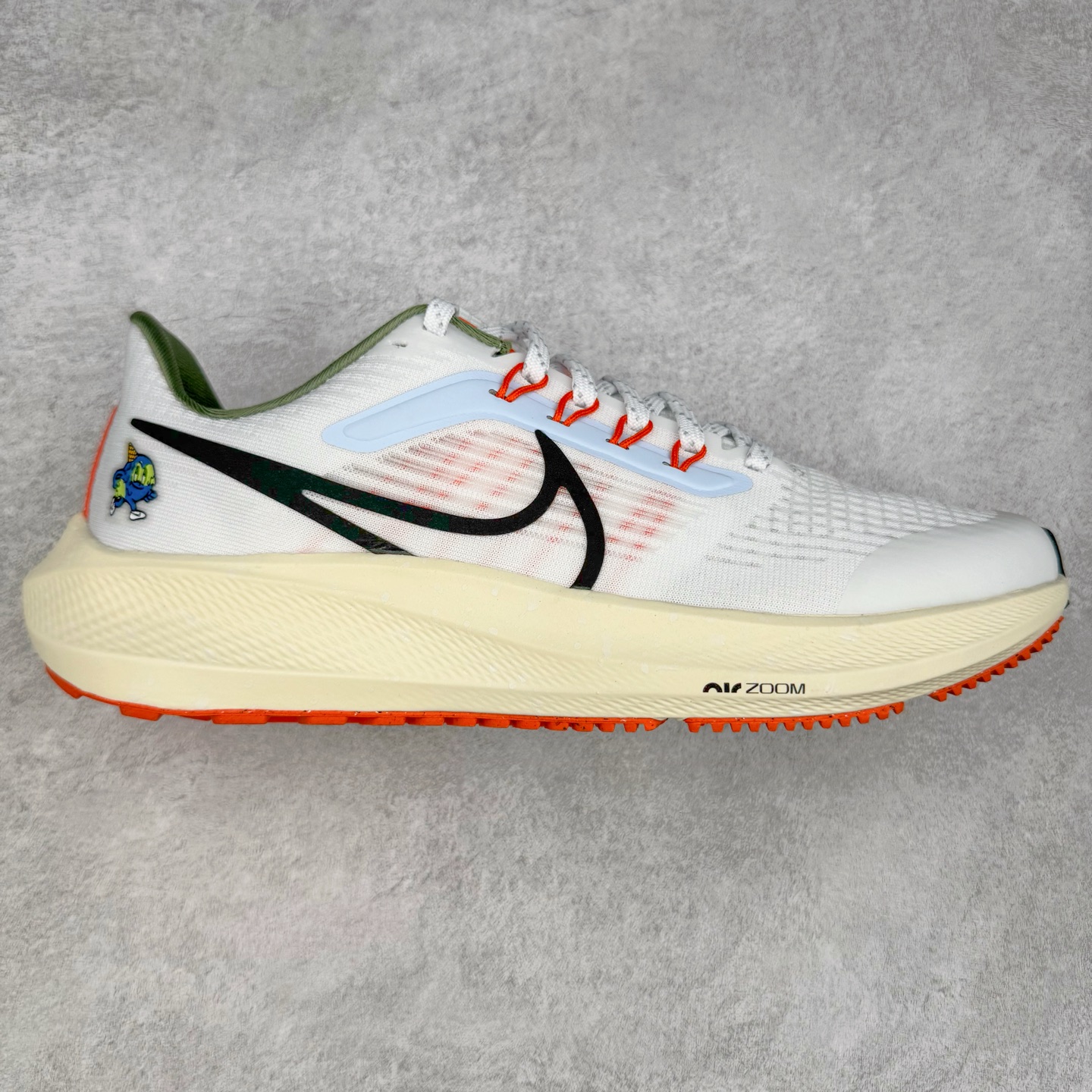 ＃TG纯原 NK Zoom Pegasus 飞马39代马拉松系列网面透气缓震疾速跑鞋 独家渠道 市面未流通批次 奥莱直播间499 599一样的东西 碾压市面现存所有版本 公司一样的东西 超值回馈 帮你省钱 拥有 Zoom Air 一如既往的稳定感和流畅感 鞋面采用工程网眼设计 为特定高热区域营造出色透气性 进一步增加鞋面的穿孔数量 让足部能够快速散热 中足搭配 Flywire 飞线 在高速运动时营造舒适稳定的贴合感 内置Zoon气垫加持 动力十足 尺码：36 36.5 37.5 38 38.5 39 40 40.5 41 42 42.5 43 44 44.5 45-选品中心