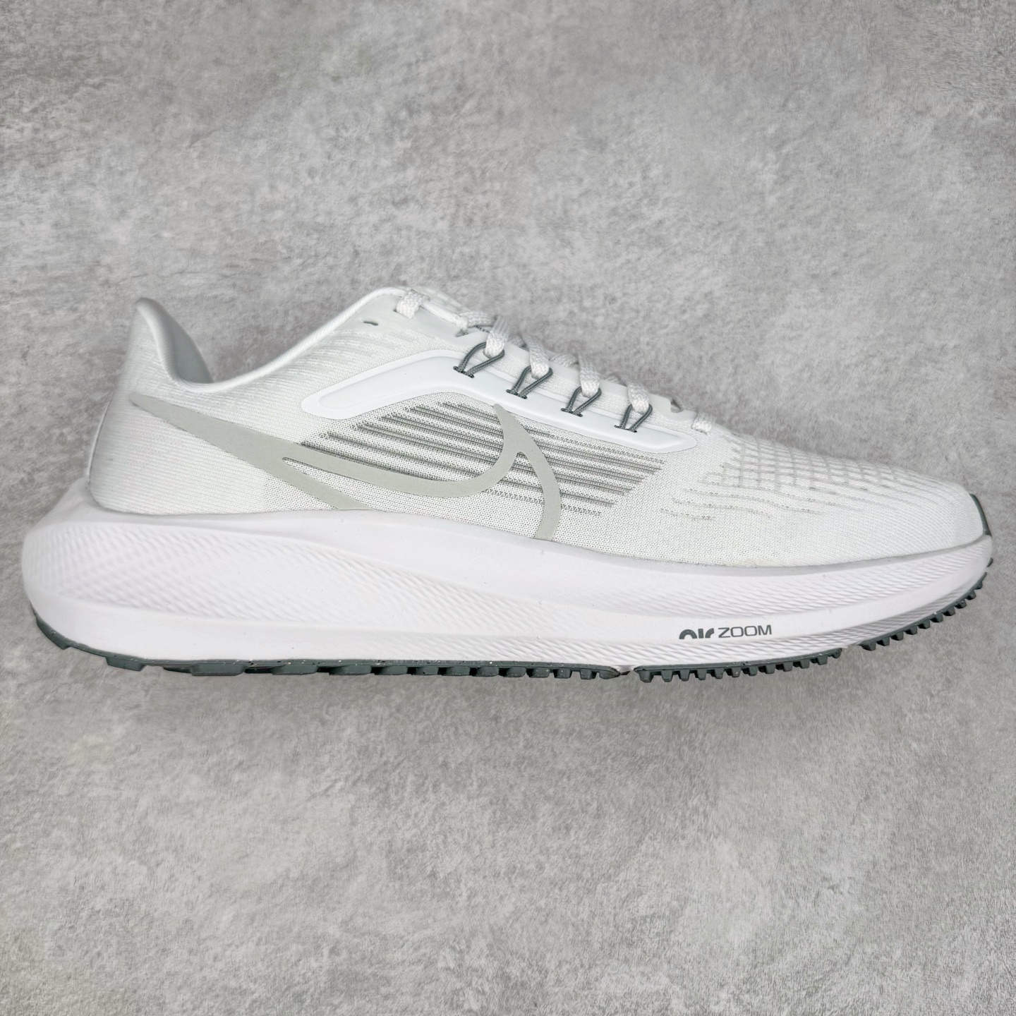 图片[2]-＃TG纯原 NK Zoom Pegasus 飞马39代马拉松系列网面透气缓震疾速跑鞋 独家渠道 市面未流通批次 奥莱直播间499 599一样的东西 碾压市面现存所有版本 公司一样的东西 超值回馈 帮你省钱 拥有 Zoom Air 一如既往的稳定感和流畅感 鞋面采用工程网眼设计 为特定高热区域营造出色透气性 进一步增加鞋面的穿孔数量 让足部能够快速散热 中足搭配 Flywire 飞线 在高速运动时营造舒适稳定的贴合感 内置Zoon气垫加持 动力十足 尺码：36 36.5 37.5 38 38.5 39 40 40.5 41 42 42.5 43 44 44.5 45-选品中心