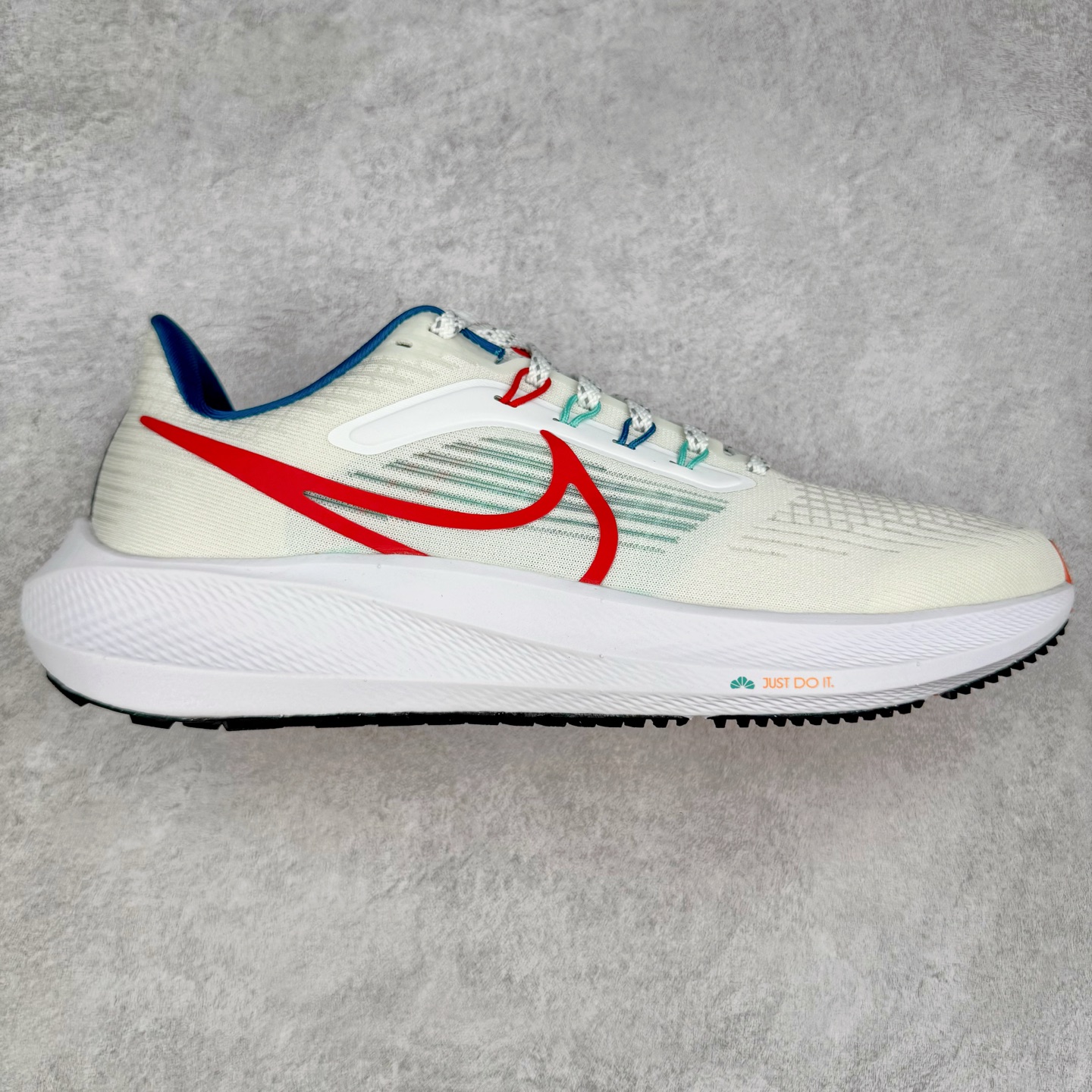 ＃TG纯原 NK Zoom Pegasus 飞马39代马拉松系列网面透气缓震疾速跑鞋 独家渠道 市面未流通批次 奥莱直播间499 599一样的东西 碾压市面现存所有版本 公司一样的东西 超值回馈 帮你省钱 拥有 Zoom Air 一如既往的稳定感和流畅感 鞋面采用工程网眼设计 为特定高热区域营造出色透气性 进一步增加鞋面的穿孔数量 让足部能够快速散热 中足搭配 Flywire 飞线 在高速运动时营造舒适稳定的贴合感 内置Zoon气垫加持 动力十足 尺码：36 36.5 37.5 38 38.5 39 40 40.5 41 42 42.5 43 44 44.5 45-选品中心