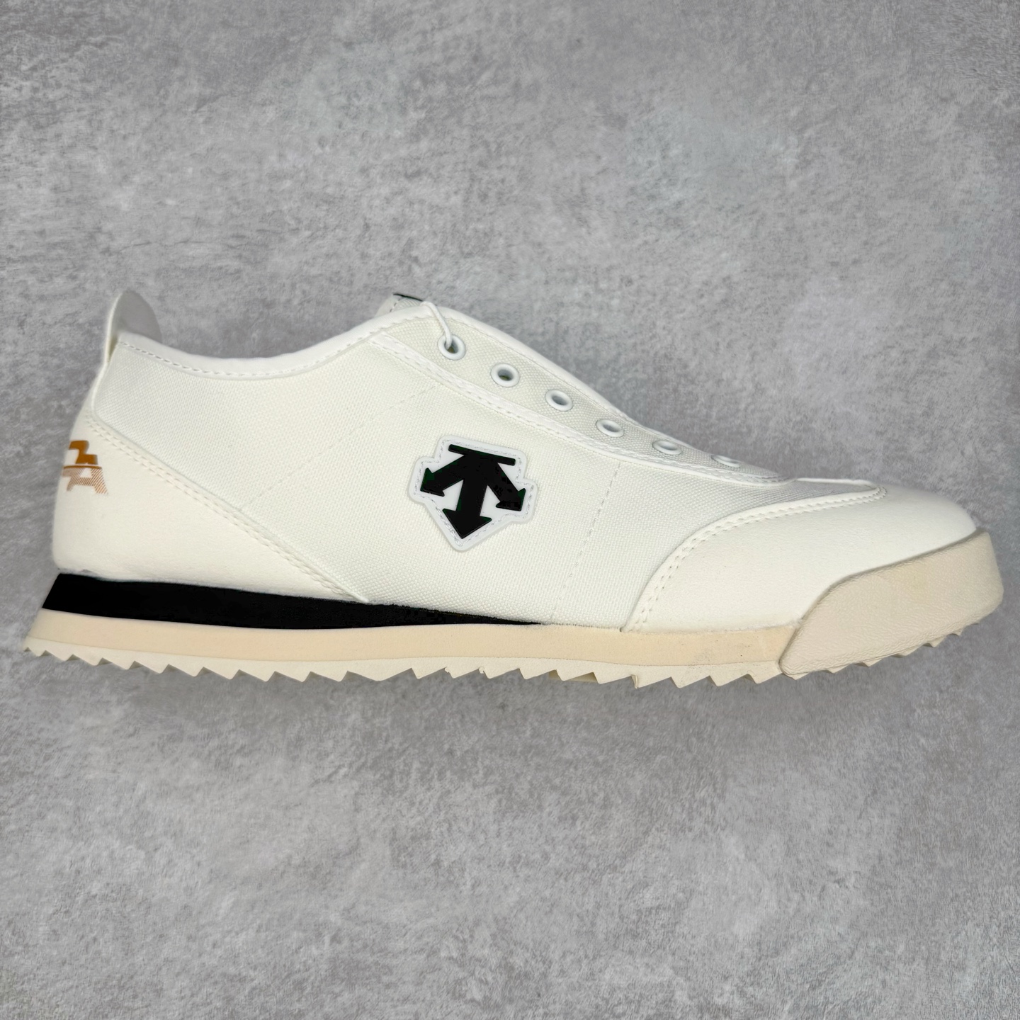 图片[7]-DESCENTE Sport Style Chron Racer迪桑特舒适百搭防滑耐磨低帮生活休闲鞋 是一款集复古与现代于一体的低帮跑步鞋 简洁的牛皮鞋面不仅彰显出时尚的质感 还适用于多种场合的穿搭 这款鞋子的透气性能极佳 轻质弹性鞋底则提供了良好的舒适度和耐磨性 使你在行走或跑步时都能感受到脚底的柔软与支撑 尺码：36 36.5 37.5 38 38.5 39 40 40.5 41 42 42.5 43 44 44.5 45-选品中心