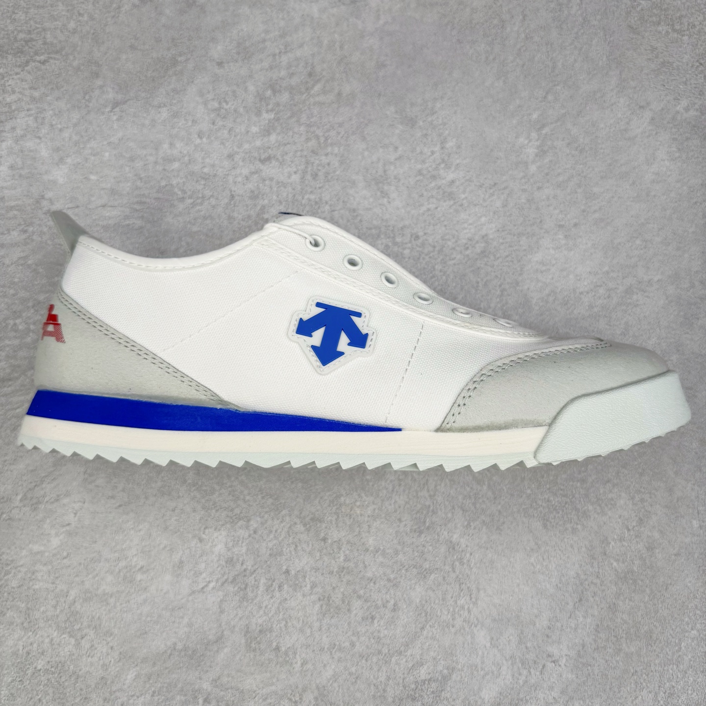 图片[3]-DESCENTE Sport Style Chron Racer迪桑特舒适百搭防滑耐磨低帮生活休闲鞋 是一款集复古与现代于一体的低帮跑步鞋 简洁的牛皮鞋面不仅彰显出时尚的质感 还适用于多种场合的穿搭 这款鞋子的透气性能极佳 轻质弹性鞋底则提供了良好的舒适度和耐磨性 使你在行走或跑步时都能感受到脚底的柔软与支撑 尺码：36 36.5 37.5 38 38.5 39 40 40.5 41 42 42.5 43 44 44.5 45-选品中心