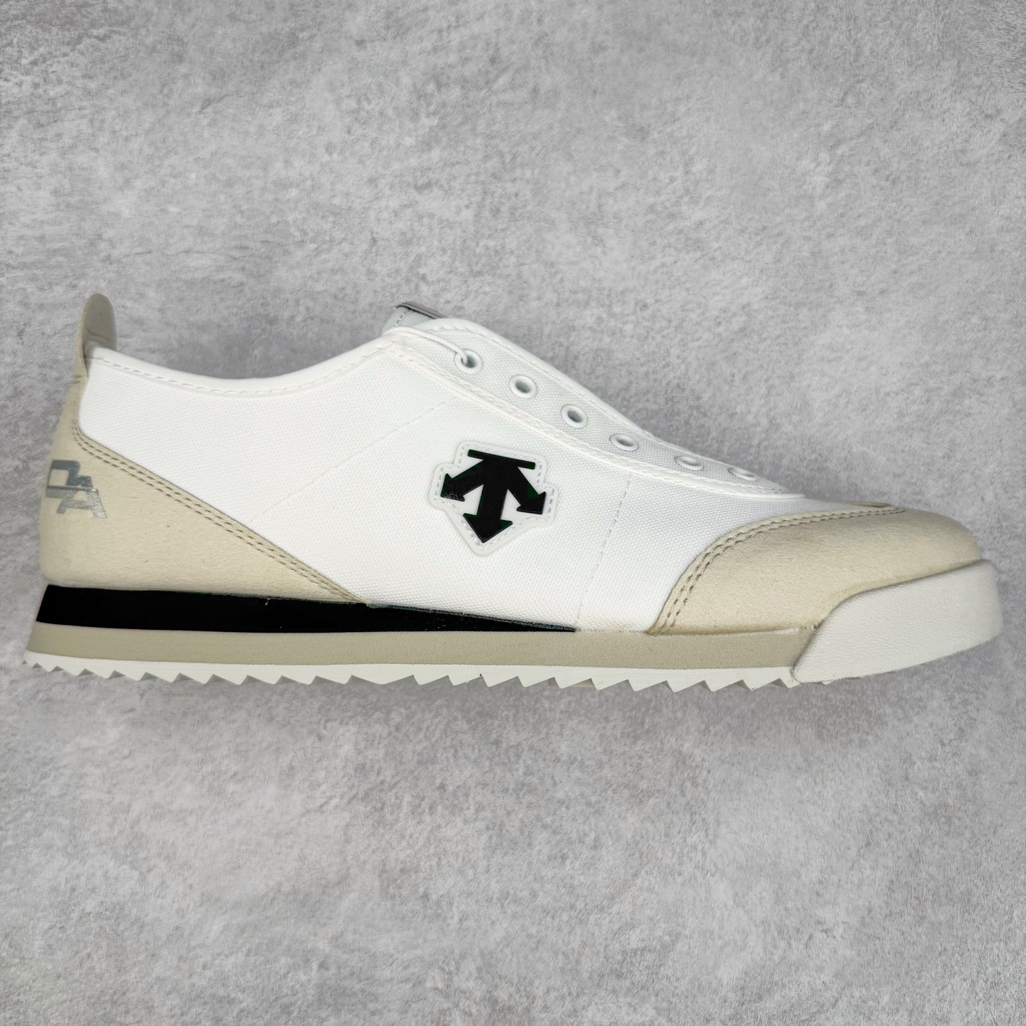 图片[5]-DESCENTE Sport Style Chron Racer迪桑特舒适百搭防滑耐磨低帮生活休闲鞋 是一款集复古与现代于一体的低帮跑步鞋 简洁的牛皮鞋面不仅彰显出时尚的质感 还适用于多种场合的穿搭 这款鞋子的透气性能极佳 轻质弹性鞋底则提供了良好的舒适度和耐磨性 使你在行走或跑步时都能感受到脚底的柔软与支撑 尺码：36 36.5 37.5 38 38.5 39 40 40.5 41 42 42.5 43 44 44.5 45-选品中心