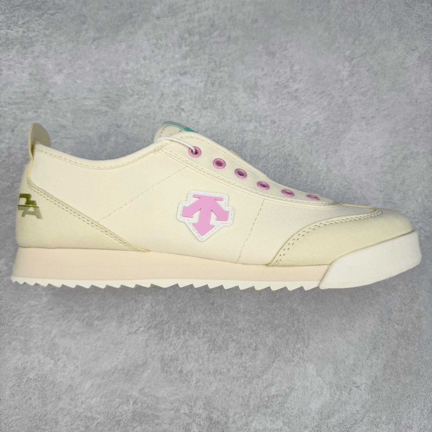 DESCENTE Sport Style Chron Racer迪桑特舒适百搭防滑耐磨低帮生活休闲鞋 是一款集复古与现代于一体的低帮跑步鞋 简洁的牛皮鞋面不仅彰显出时尚的质感 还适用于多种场合的穿搭 这款鞋子的透气性能极佳 轻质弹性鞋底则提供了良好的舒适度和耐磨性 使你在行走或跑步时都能感受到脚底的柔软与支撑 尺码：36 36.5 37.5 38 38.5 39 40 40.5 41 42 42.5 43 44 44.5 45-选品中心