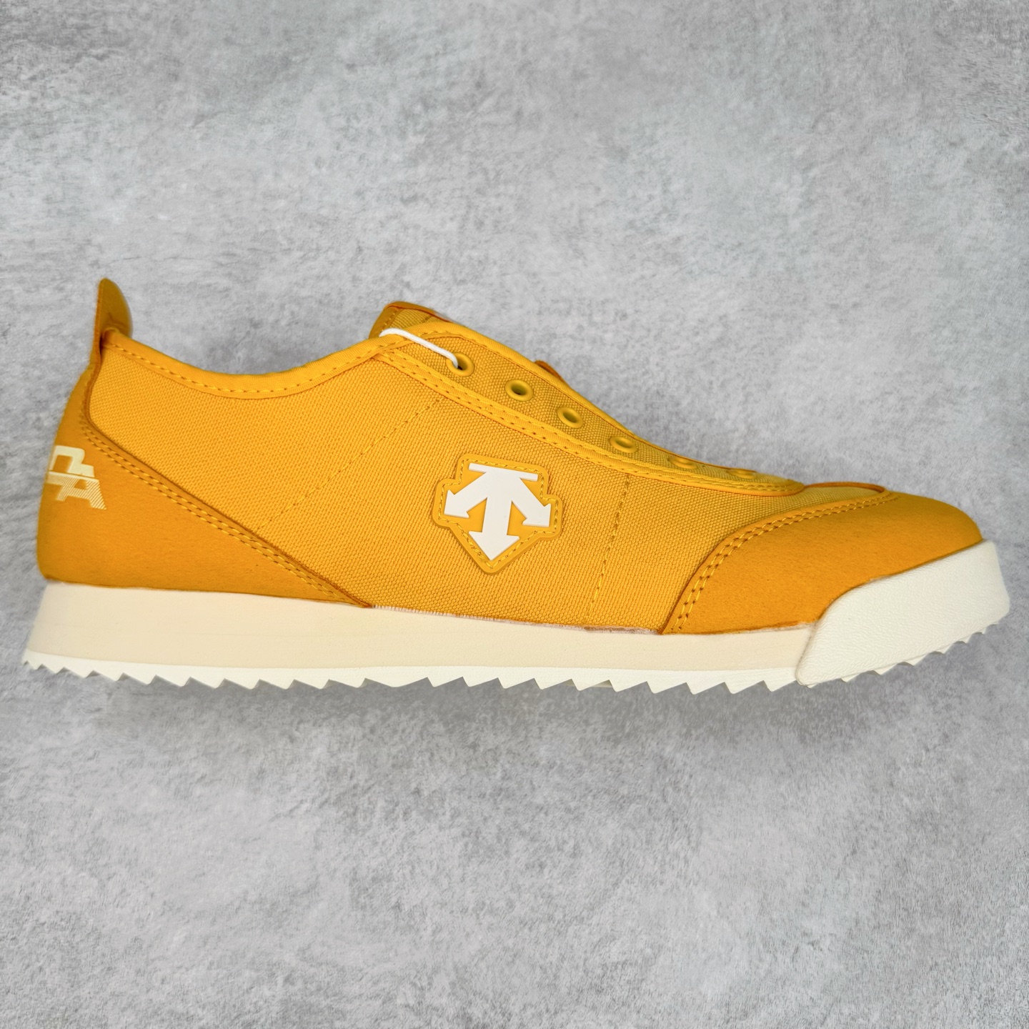 图片[4]-DESCENTE Sport Style Chron Racer迪桑特舒适百搭防滑耐磨低帮生活休闲鞋 是一款集复古与现代于一体的低帮跑步鞋 简洁的牛皮鞋面不仅彰显出时尚的质感 还适用于多种场合的穿搭 这款鞋子的透气性能极佳 轻质弹性鞋底则提供了良好的舒适度和耐磨性 使你在行走或跑步时都能感受到脚底的柔软与支撑 尺码：36 36.5 37.5 38 38.5 39 40 40.5 41 42 42.5 43 44 44.5 45-选品中心