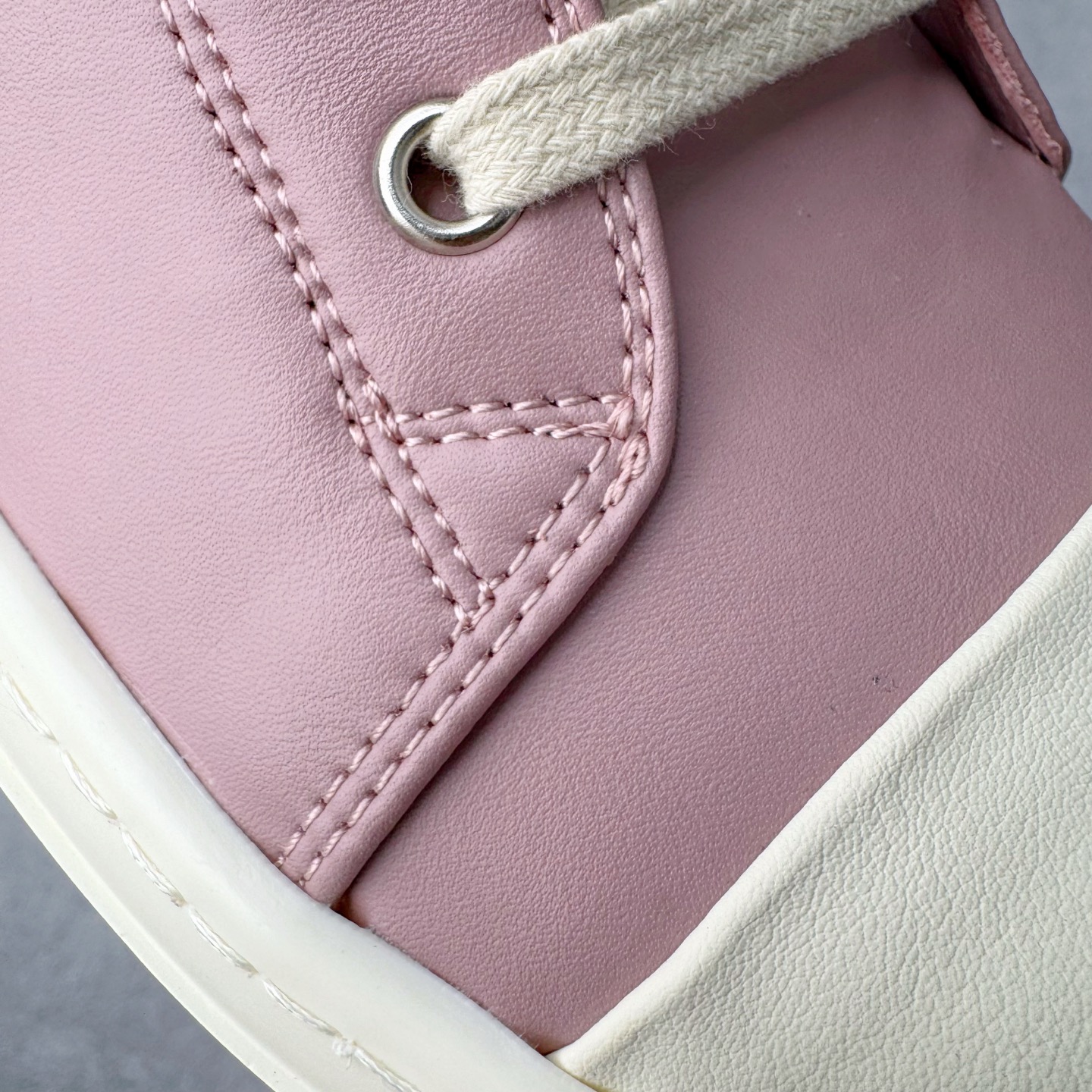 图片[19]-＃DG纯原 Rick Owens FogachineGeobasket 瑞克·欧文斯高帮皮面时尚运动板鞋 白粉 二级市场已经7K以上 平台客户随意卖四位数 RO广东原厂出品 纯原天花板 原版一比一复刻 冲正绝不翻车 还原度达到百分之98以上 原楦开发纸版版型 ZP拆解原版1：1复模裁片纸版 力求做到0错位 这样才能达到和zp一致的鞋型味道 采用进口cnc数控机床开发对版独家tpu奶香大底 区别于市场所有版本 zp同源全头层粒面小牛皮 达到和zp一致手感 原厂进口细纹布 万邦订购原厂高弹粉红色海绵 内里搭配软质细腻羊皮 TPU高密度大底 软硬度透光度高已经测试和原版一致 尺码：36 37 38 39 40 41 42 43 44 45 46-选品中心