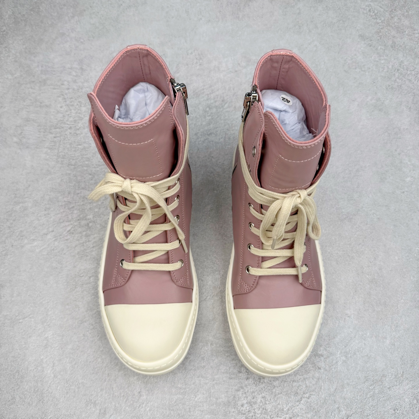 图片[2]-＃DG纯原 Rick Owens FogachineGeobasket 瑞克·欧文斯高帮皮面时尚运动板鞋 白粉 二级市场已经7K以上 平台客户随意卖四位数 RO广东原厂出品 纯原天花板 原版一比一复刻 冲正绝不翻车 还原度达到百分之98以上 原楦开发纸版版型 ZP拆解原版1：1复模裁片纸版 力求做到0错位 这样才能达到和zp一致的鞋型味道 采用进口cnc数控机床开发对版独家tpu奶香大底 区别于市场所有版本 zp同源全头层粒面小牛皮 达到和zp一致手感 原厂进口细纹布 万邦订购原厂高弹粉红色海绵 内里搭配软质细腻羊皮 TPU高密度大底 软硬度透光度高已经测试和原版一致 尺码：36 37 38 39 40 41 42 43 44 45 46-选品中心