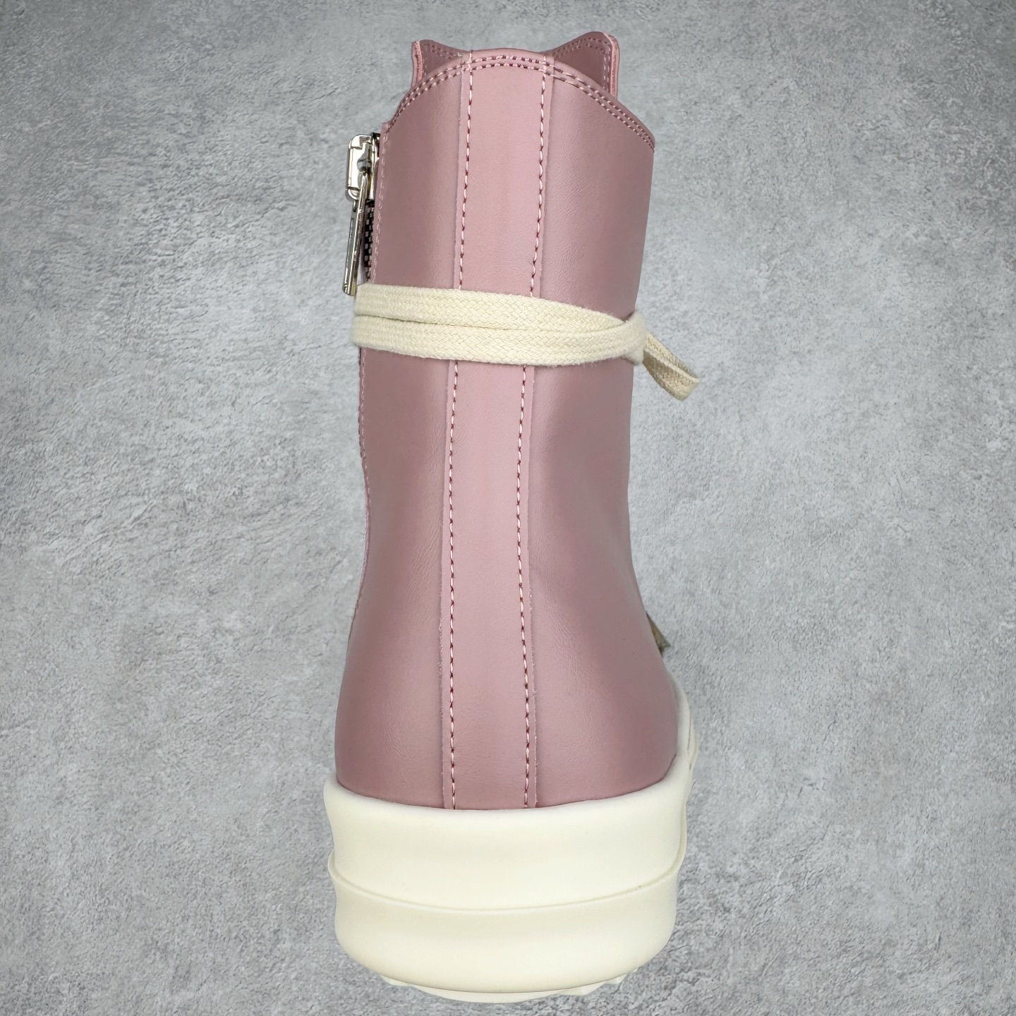 图片[8]-＃DG纯原 Rick Owens FogachineGeobasket 瑞克·欧文斯高帮皮面时尚运动板鞋 白粉 二级市场已经7K以上 平台客户随意卖四位数 RO广东原厂出品 纯原天花板 原版一比一复刻 冲正绝不翻车 还原度达到百分之98以上 原楦开发纸版版型 ZP拆解原版1：1复模裁片纸版 力求做到0错位 这样才能达到和zp一致的鞋型味道 采用进口cnc数控机床开发对版独家tpu奶香大底 区别于市场所有版本 zp同源全头层粒面小牛皮 达到和zp一致手感 原厂进口细纹布 万邦订购原厂高弹粉红色海绵 内里搭配软质细腻羊皮 TPU高密度大底 软硬度透光度高已经测试和原版一致 尺码：36 37 38 39 40 41 42 43 44 45 46-选品中心