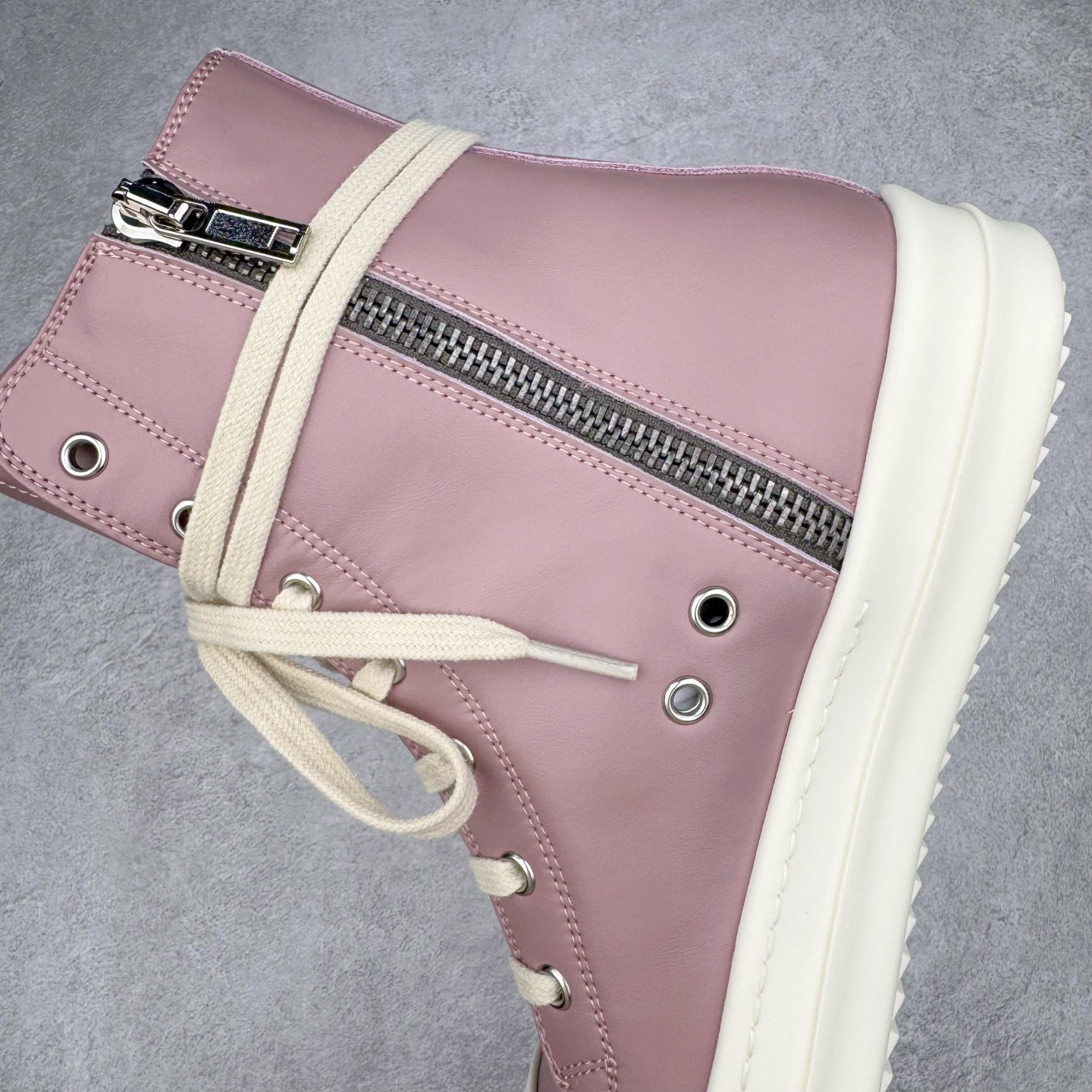 图片[7]-＃DG纯原 Rick Owens FogachineGeobasket 瑞克·欧文斯高帮皮面时尚运动板鞋 白粉 二级市场已经7K以上 平台客户随意卖四位数 RO广东原厂出品 纯原天花板 原版一比一复刻 冲正绝不翻车 还原度达到百分之98以上 原楦开发纸版版型 ZP拆解原版1：1复模裁片纸版 力求做到0错位 这样才能达到和zp一致的鞋型味道 采用进口cnc数控机床开发对版独家tpu奶香大底 区别于市场所有版本 zp同源全头层粒面小牛皮 达到和zp一致手感 原厂进口细纹布 万邦订购原厂高弹粉红色海绵 内里搭配软质细腻羊皮 TPU高密度大底 软硬度透光度高已经测试和原版一致 尺码：36 37 38 39 40 41 42 43 44 45 46-选品中心