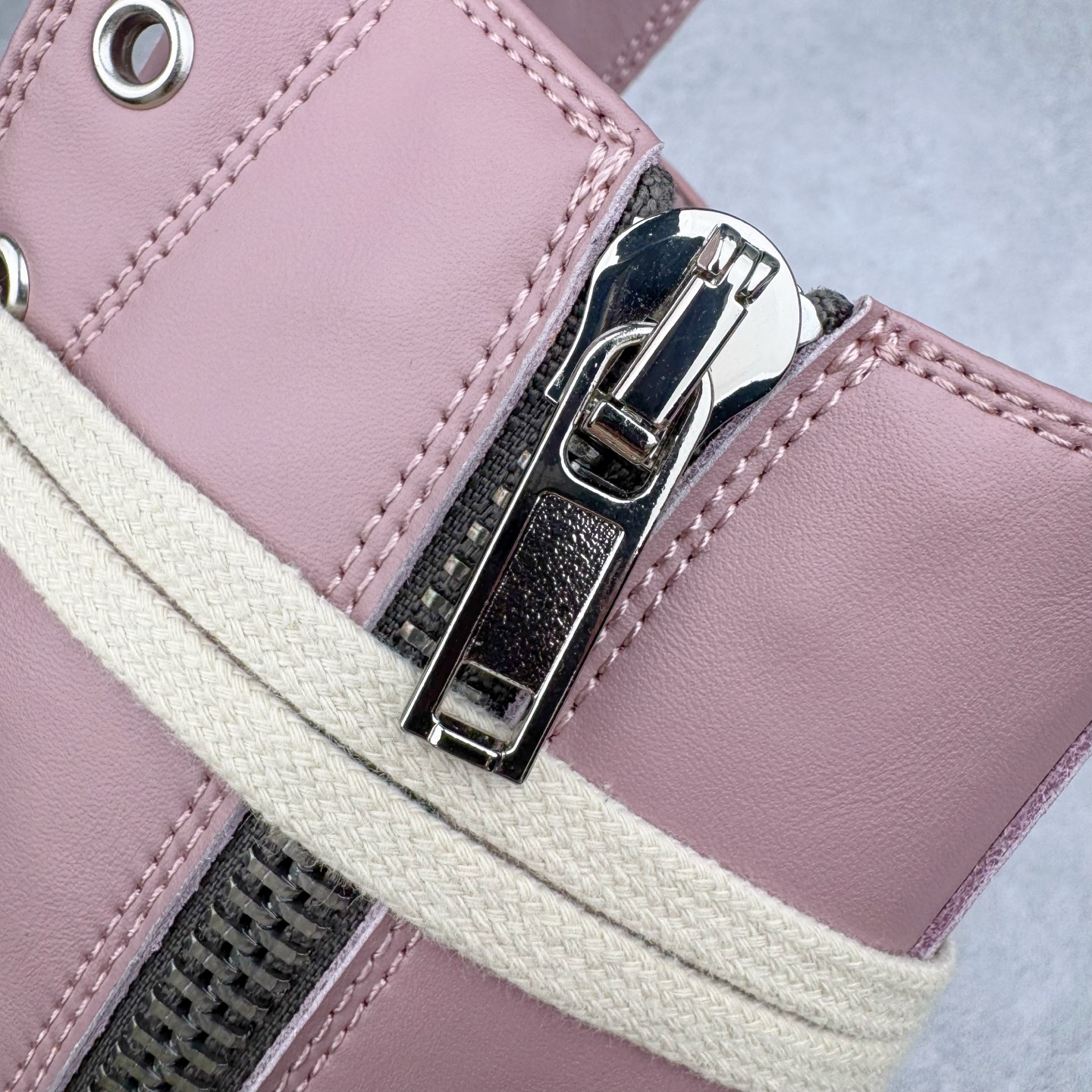 图片[12]-＃DG纯原 Rick Owens FogachineGeobasket 瑞克·欧文斯高帮皮面时尚运动板鞋 白粉 二级市场已经7K以上 平台客户随意卖四位数 RO广东原厂出品 纯原天花板 原版一比一复刻 冲正绝不翻车 还原度达到百分之98以上 原楦开发纸版版型 ZP拆解原版1：1复模裁片纸版 力求做到0错位 这样才能达到和zp一致的鞋型味道 采用进口cnc数控机床开发对版独家tpu奶香大底 区别于市场所有版本 zp同源全头层粒面小牛皮 达到和zp一致手感 原厂进口细纹布 万邦订购原厂高弹粉红色海绵 内里搭配软质细腻羊皮 TPU高密度大底 软硬度透光度高已经测试和原版一致 尺码：36 37 38 39 40 41 42 43 44 45 46-选品中心