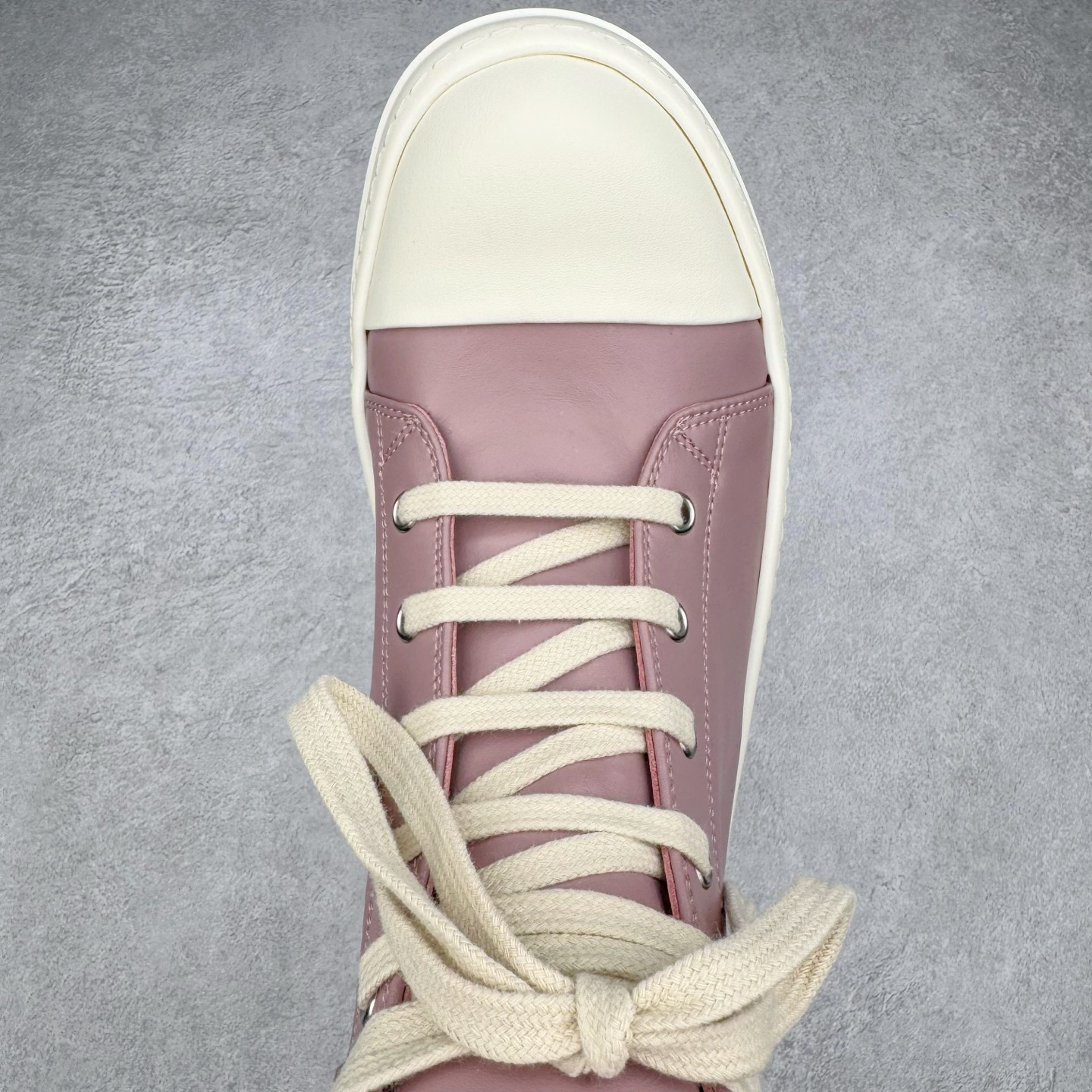 图片[4]-＃DG纯原 Rick Owens FogachineGeobasket 瑞克·欧文斯高帮皮面时尚运动板鞋 白粉 二级市场已经7K以上 平台客户随意卖四位数 RO广东原厂出品 纯原天花板 原版一比一复刻 冲正绝不翻车 还原度达到百分之98以上 原楦开发纸版版型 ZP拆解原版1：1复模裁片纸版 力求做到0错位 这样才能达到和zp一致的鞋型味道 采用进口cnc数控机床开发对版独家tpu奶香大底 区别于市场所有版本 zp同源全头层粒面小牛皮 达到和zp一致手感 原厂进口细纹布 万邦订购原厂高弹粉红色海绵 内里搭配软质细腻羊皮 TPU高密度大底 软硬度透光度高已经测试和原版一致 尺码：36 37 38 39 40 41 42 43 44 45 46-选品中心