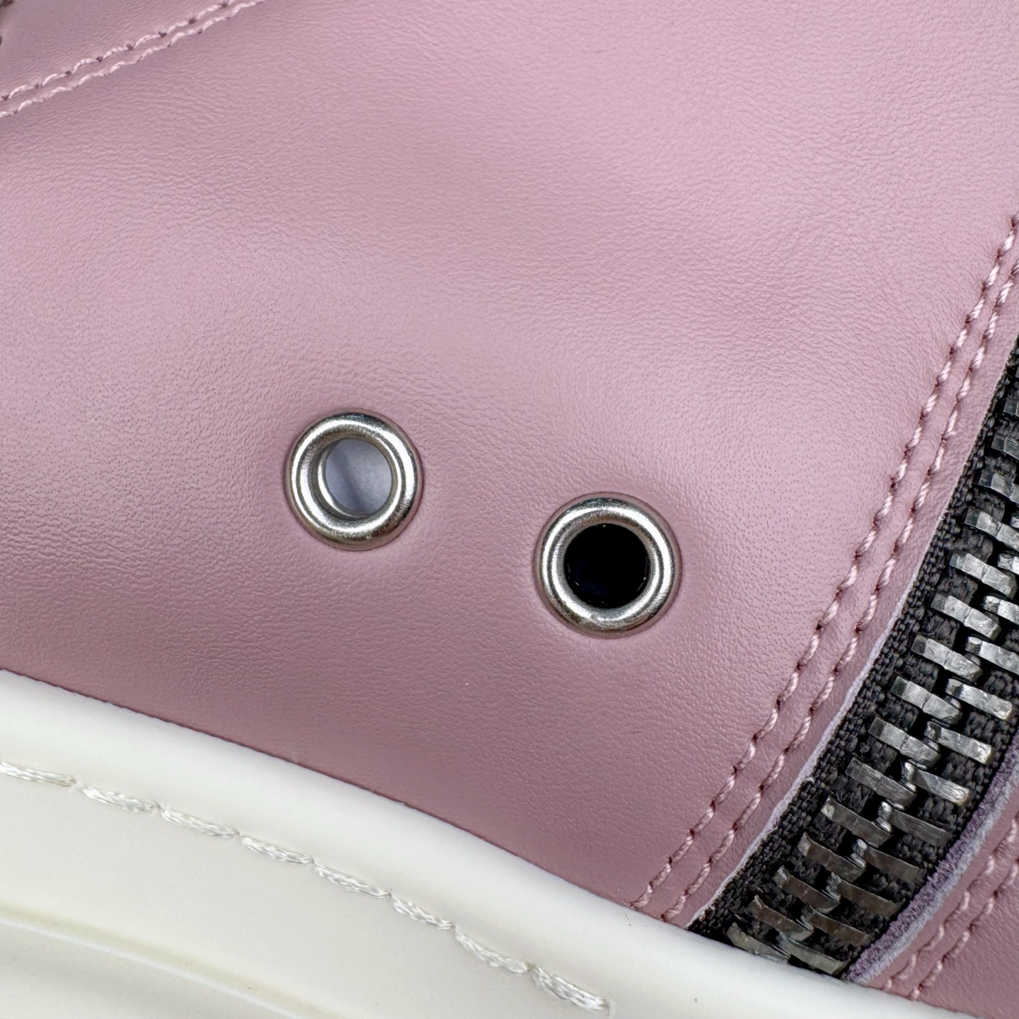 图片[11]-＃DG纯原 Rick Owens FogachineGeobasket 瑞克·欧文斯高帮皮面时尚运动板鞋 白粉 二级市场已经7K以上 平台客户随意卖四位数 RO广东原厂出品 纯原天花板 原版一比一复刻 冲正绝不翻车 还原度达到百分之98以上 原楦开发纸版版型 ZP拆解原版1：1复模裁片纸版 力求做到0错位 这样才能达到和zp一致的鞋型味道 采用进口cnc数控机床开发对版独家tpu奶香大底 区别于市场所有版本 zp同源全头层粒面小牛皮 达到和zp一致手感 原厂进口细纹布 万邦订购原厂高弹粉红色海绵 内里搭配软质细腻羊皮 TPU高密度大底 软硬度透光度高已经测试和原版一致 尺码：36 37 38 39 40 41 42 43 44 45 46-选品中心