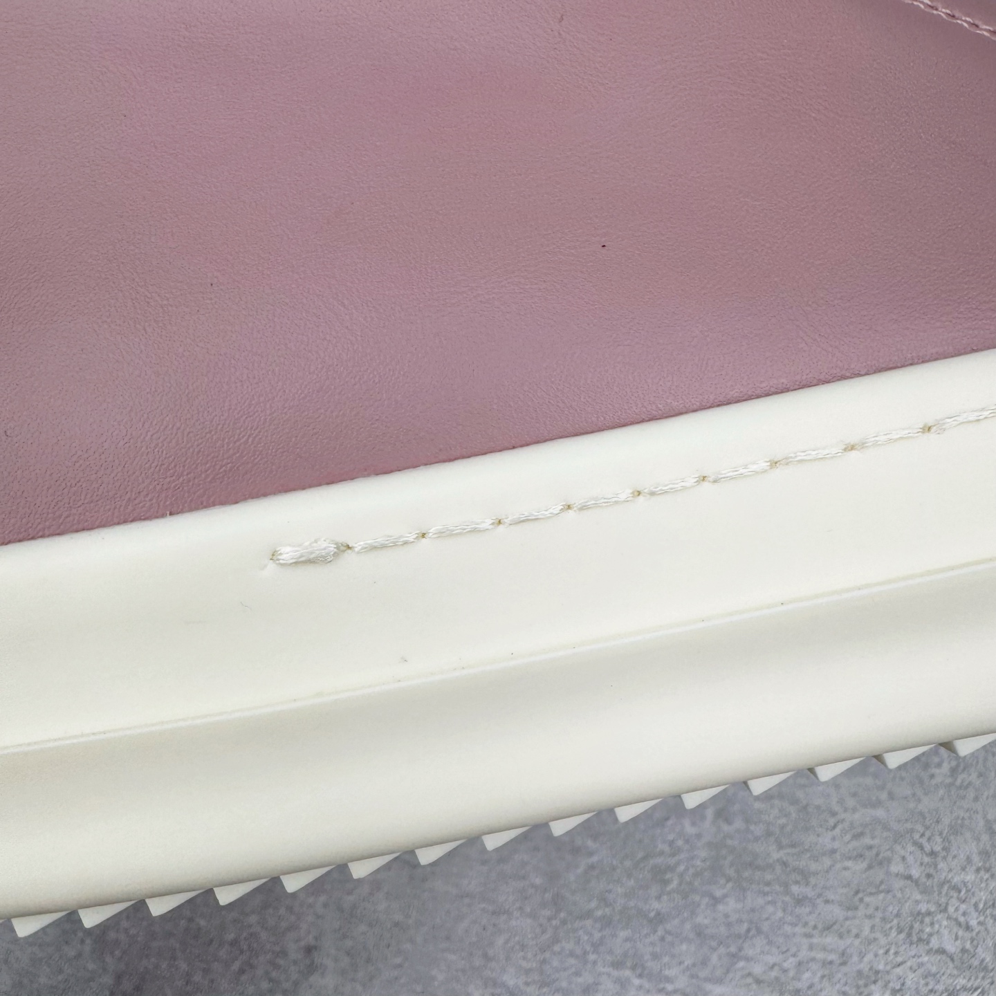 图片[22]-＃DG纯原 Rick Owens FogachineGeobasket 瑞克·欧文斯高帮皮面时尚运动板鞋 白粉 二级市场已经7K以上 平台客户随意卖四位数 RO广东原厂出品 纯原天花板 原版一比一复刻 冲正绝不翻车 还原度达到百分之98以上 原楦开发纸版版型 ZP拆解原版1：1复模裁片纸版 力求做到0错位 这样才能达到和zp一致的鞋型味道 采用进口cnc数控机床开发对版独家tpu奶香大底 区别于市场所有版本 zp同源全头层粒面小牛皮 达到和zp一致手感 原厂进口细纹布 万邦订购原厂高弹粉红色海绵 内里搭配软质细腻羊皮 TPU高密度大底 软硬度透光度高已经测试和原版一致 尺码：36 37 38 39 40 41 42 43 44 45 46-选品中心