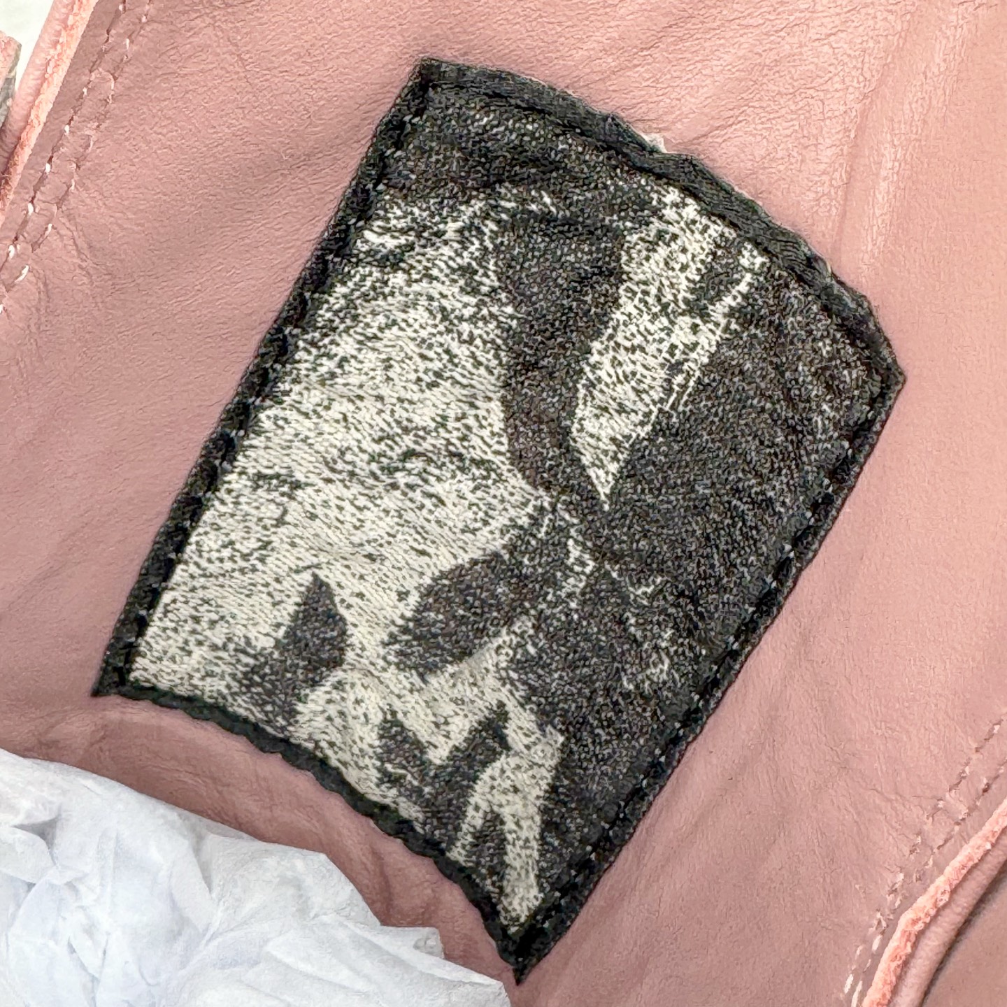 图片[13]-＃DG纯原 Rick Owens FogachineGeobasket 瑞克·欧文斯高帮皮面时尚运动板鞋 白粉 二级市场已经7K以上 平台客户随意卖四位数 RO广东原厂出品 纯原天花板 原版一比一复刻 冲正绝不翻车 还原度达到百分之98以上 原楦开发纸版版型 ZP拆解原版1：1复模裁片纸版 力求做到0错位 这样才能达到和zp一致的鞋型味道 采用进口cnc数控机床开发对版独家tpu奶香大底 区别于市场所有版本 zp同源全头层粒面小牛皮 达到和zp一致手感 原厂进口细纹布 万邦订购原厂高弹粉红色海绵 内里搭配软质细腻羊皮 TPU高密度大底 软硬度透光度高已经测试和原版一致 尺码：36 37 38 39 40 41 42 43 44 45 46-选品中心