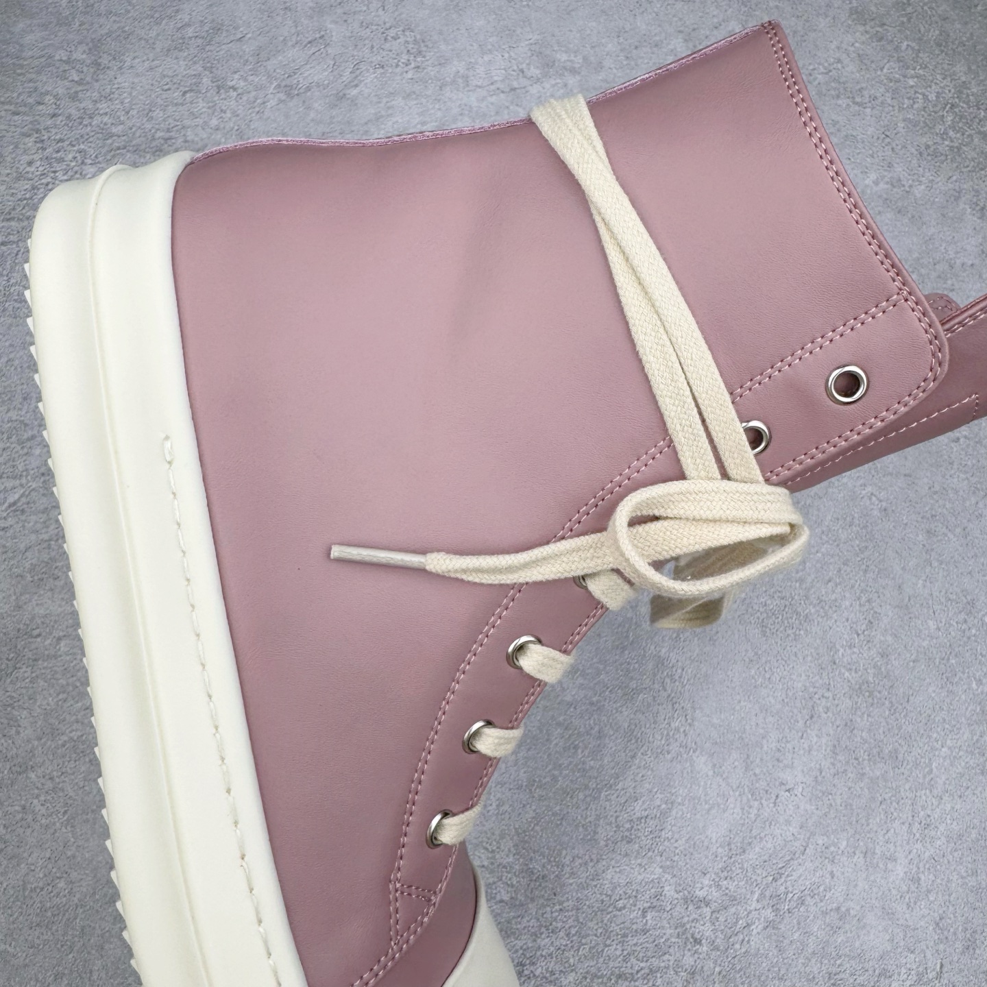 图片[6]-＃DG纯原 Rick Owens FogachineGeobasket 瑞克·欧文斯高帮皮面时尚运动板鞋 白粉 二级市场已经7K以上 平台客户随意卖四位数 RO广东原厂出品 纯原天花板 原版一比一复刻 冲正绝不翻车 还原度达到百分之98以上 原楦开发纸版版型 ZP拆解原版1：1复模裁片纸版 力求做到0错位 这样才能达到和zp一致的鞋型味道 采用进口cnc数控机床开发对版独家tpu奶香大底 区别于市场所有版本 zp同源全头层粒面小牛皮 达到和zp一致手感 原厂进口细纹布 万邦订购原厂高弹粉红色海绵 内里搭配软质细腻羊皮 TPU高密度大底 软硬度透光度高已经测试和原版一致 尺码：36 37 38 39 40 41 42 43 44 45 46-选品中心