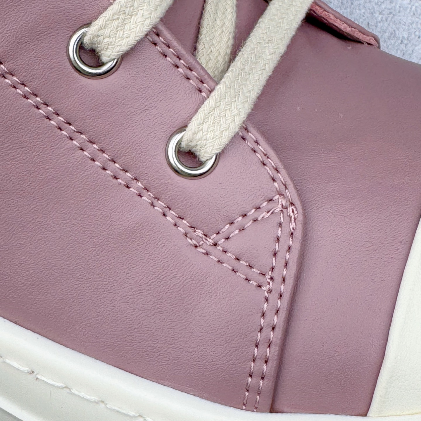 图片[16]-＃DG纯原 Rick Owens FogachineGeobasket 瑞克·欧文斯高帮皮面时尚运动板鞋 白粉 二级市场已经7K以上 平台客户随意卖四位数 RO广东原厂出品 纯原天花板 原版一比一复刻 冲正绝不翻车 还原度达到百分之98以上 原楦开发纸版版型 ZP拆解原版1：1复模裁片纸版 力求做到0错位 这样才能达到和zp一致的鞋型味道 采用进口cnc数控机床开发对版独家tpu奶香大底 区别于市场所有版本 zp同源全头层粒面小牛皮 达到和zp一致手感 原厂进口细纹布 万邦订购原厂高弹粉红色海绵 内里搭配软质细腻羊皮 TPU高密度大底 软硬度透光度高已经测试和原版一致 尺码：36 37 38 39 40 41 42 43 44 45 46-选品中心