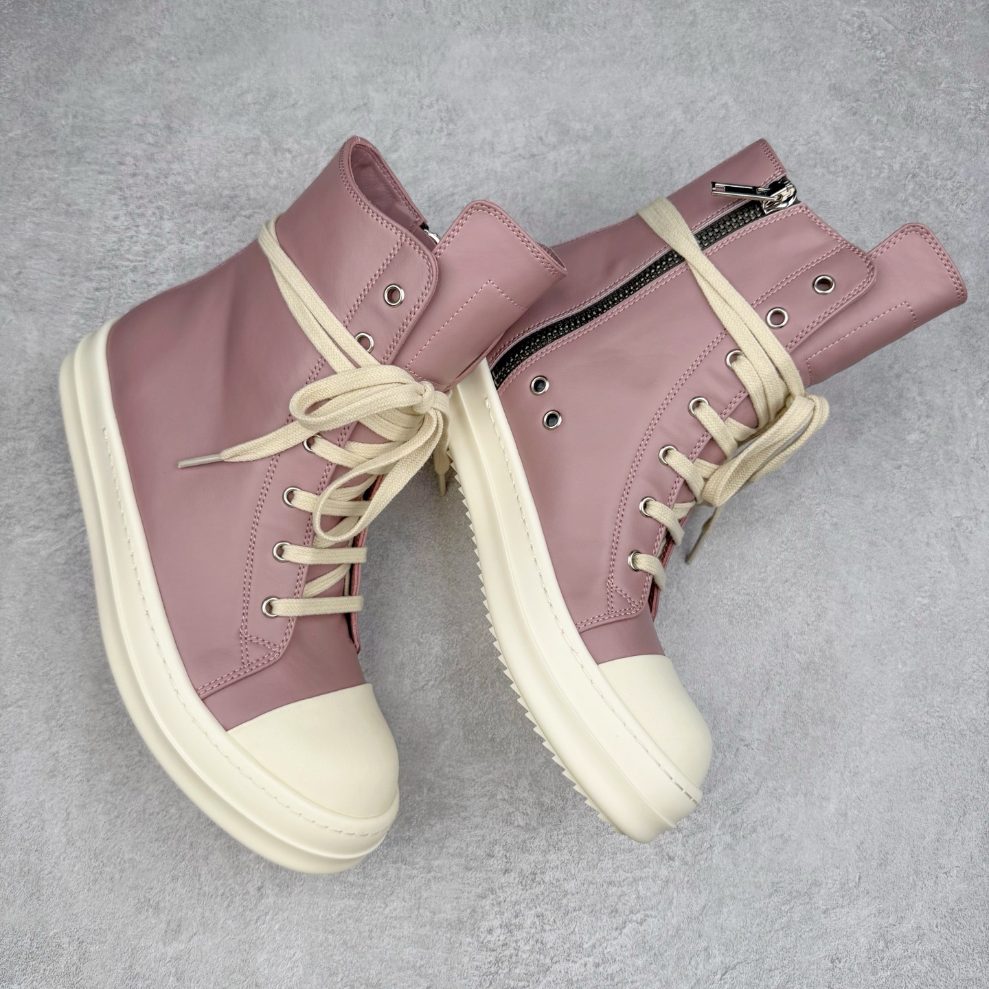 图片[3]-＃DG纯原 Rick Owens FogachineGeobasket 瑞克·欧文斯高帮皮面时尚运动板鞋 白粉 二级市场已经7K以上 平台客户随意卖四位数 RO广东原厂出品 纯原天花板 原版一比一复刻 冲正绝不翻车 还原度达到百分之98以上 原楦开发纸版版型 ZP拆解原版1：1复模裁片纸版 力求做到0错位 这样才能达到和zp一致的鞋型味道 采用进口cnc数控机床开发对版独家tpu奶香大底 区别于市场所有版本 zp同源全头层粒面小牛皮 达到和zp一致手感 原厂进口细纹布 万邦订购原厂高弹粉红色海绵 内里搭配软质细腻羊皮 TPU高密度大底 软硬度透光度高已经测试和原版一致 尺码：36 37 38 39 40 41 42 43 44 45 46-选品中心