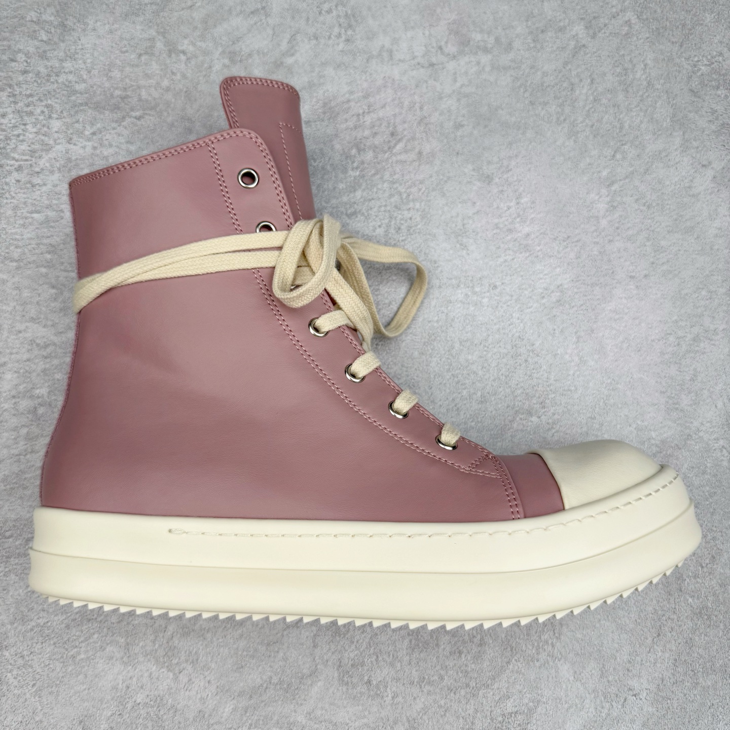 ＃DG纯原 Rick Owens FogachineGeobasket 瑞克·欧文斯高帮皮面时尚运动板鞋 白粉 二级市场已经7K以上 平台客户随意卖四位数 RO广东原厂出品 纯原天花板 原版一比一复刻 冲正绝不翻车 还原度达到百分之98以上 原楦开发纸版版型 ZP拆解原版1：1复模裁片纸版 力求做到0错位 这样才能达到和zp一致的鞋型味道 采用进口cnc数控机床开发对版独家tpu奶香大底 区别于市场所有版本 zp同源全头层粒面小牛皮 达到和zp一致手感 原厂进口细纹布 万邦订购原厂高弹粉红色海绵 内里搭配软质细腻羊皮 TPU高密度大底 软硬度透光度高已经测试和原版一致 尺码：36 37 38 39 40 41 42 43 44 45 46-选品中心