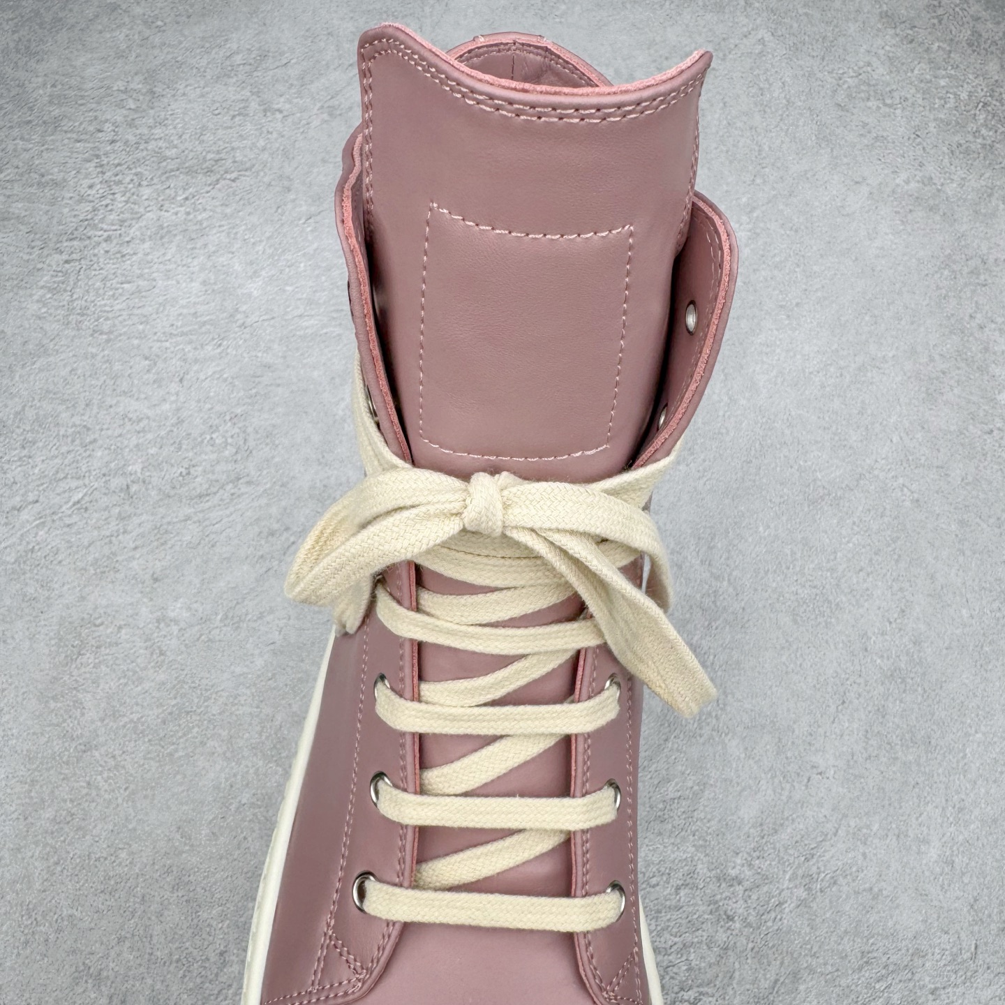 图片[5]-＃DG纯原 Rick Owens FogachineGeobasket 瑞克·欧文斯高帮皮面时尚运动板鞋 白粉 二级市场已经7K以上 平台客户随意卖四位数 RO广东原厂出品 纯原天花板 原版一比一复刻 冲正绝不翻车 还原度达到百分之98以上 原楦开发纸版版型 ZP拆解原版1：1复模裁片纸版 力求做到0错位 这样才能达到和zp一致的鞋型味道 采用进口cnc数控机床开发对版独家tpu奶香大底 区别于市场所有版本 zp同源全头层粒面小牛皮 达到和zp一致手感 原厂进口细纹布 万邦订购原厂高弹粉红色海绵 内里搭配软质细腻羊皮 TPU高密度大底 软硬度透光度高已经测试和原版一致 尺码：36 37 38 39 40 41 42 43 44 45 46-选品中心