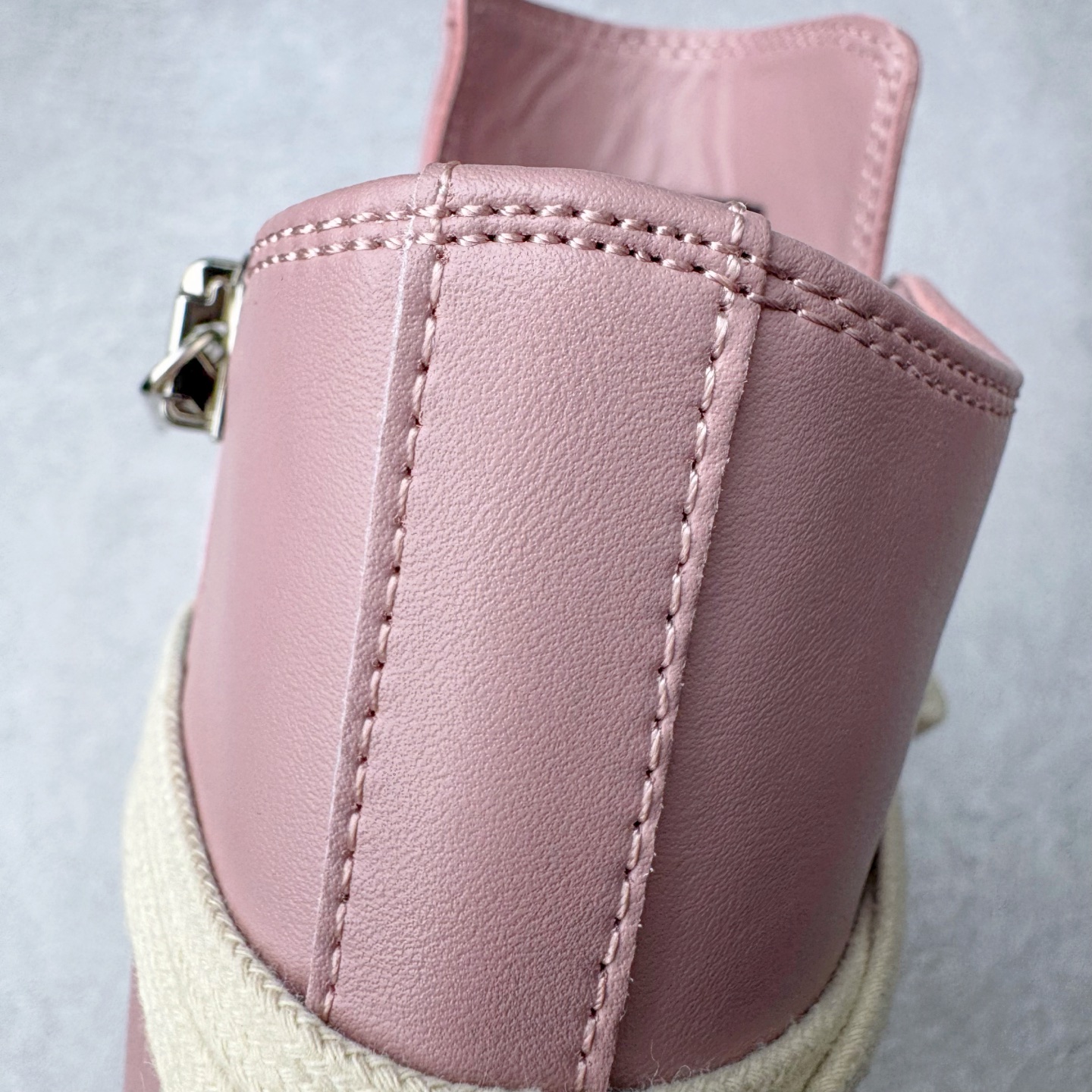 图片[18]-＃DG纯原 Rick Owens FogachineGeobasket 瑞克·欧文斯高帮皮面时尚运动板鞋 白粉 二级市场已经7K以上 平台客户随意卖四位数 RO广东原厂出品 纯原天花板 原版一比一复刻 冲正绝不翻车 还原度达到百分之98以上 原楦开发纸版版型 ZP拆解原版1：1复模裁片纸版 力求做到0错位 这样才能达到和zp一致的鞋型味道 采用进口cnc数控机床开发对版独家tpu奶香大底 区别于市场所有版本 zp同源全头层粒面小牛皮 达到和zp一致手感 原厂进口细纹布 万邦订购原厂高弹粉红色海绵 内里搭配软质细腻羊皮 TPU高密度大底 软硬度透光度高已经测试和原版一致 尺码：36 37 38 39 40 41 42 43 44 45 46-选品中心