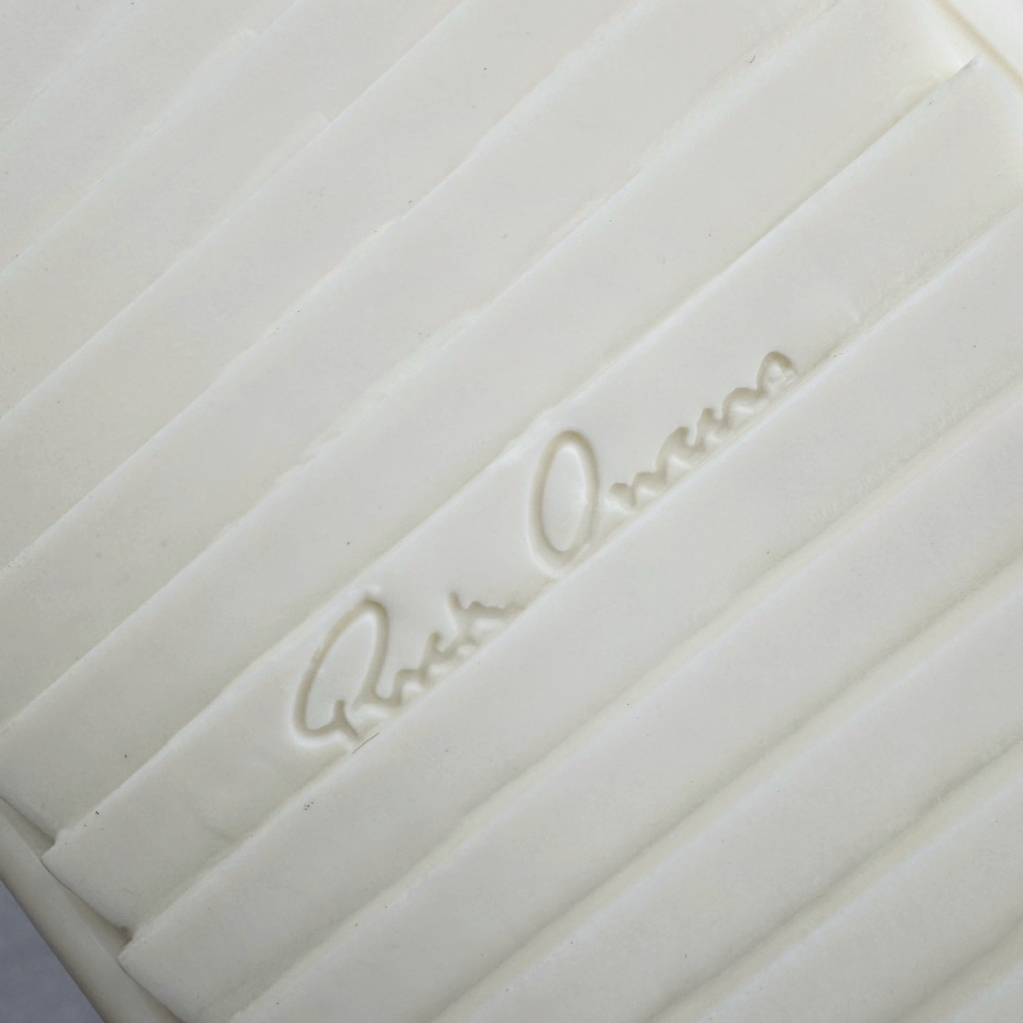 图片[23]-＃DG纯原 Rick Owens FogachineGeobasket 瑞克·欧文斯高帮皮面时尚运动板鞋 白粉 二级市场已经7K以上 平台客户随意卖四位数 RO广东原厂出品 纯原天花板 原版一比一复刻 冲正绝不翻车 还原度达到百分之98以上 原楦开发纸版版型 ZP拆解原版1：1复模裁片纸版 力求做到0错位 这样才能达到和zp一致的鞋型味道 采用进口cnc数控机床开发对版独家tpu奶香大底 区别于市场所有版本 zp同源全头层粒面小牛皮 达到和zp一致手感 原厂进口细纹布 万邦订购原厂高弹粉红色海绵 内里搭配软质细腻羊皮 TPU高密度大底 软硬度透光度高已经测试和原版一致 尺码：36 37 38 39 40 41 42 43 44 45 46-选品中心